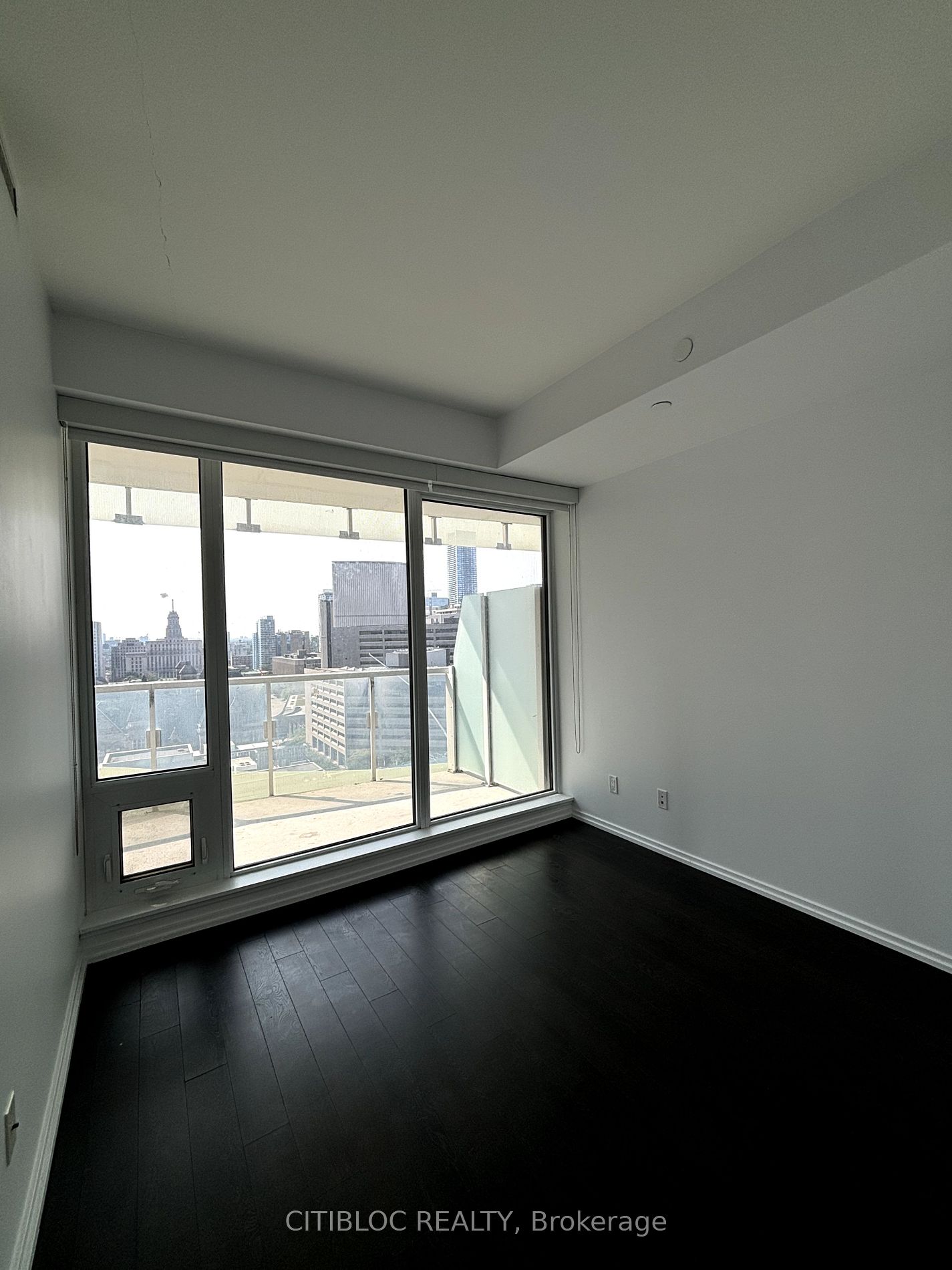 197 Yonge St, #1409