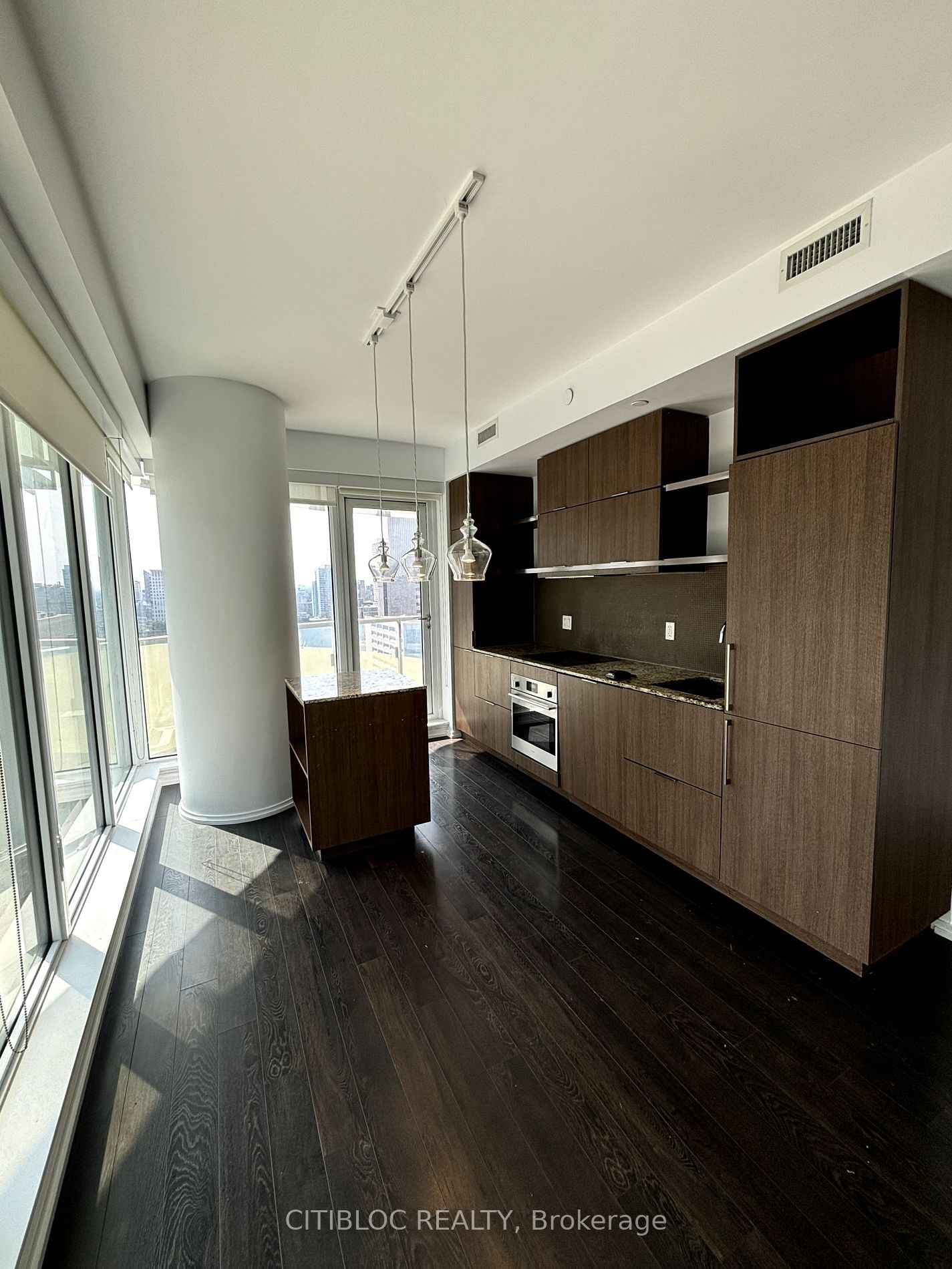 197 Yonge St, #1409