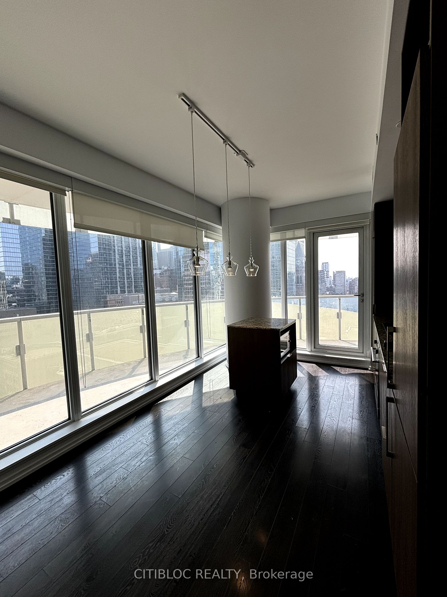 197 Yonge St, #1409