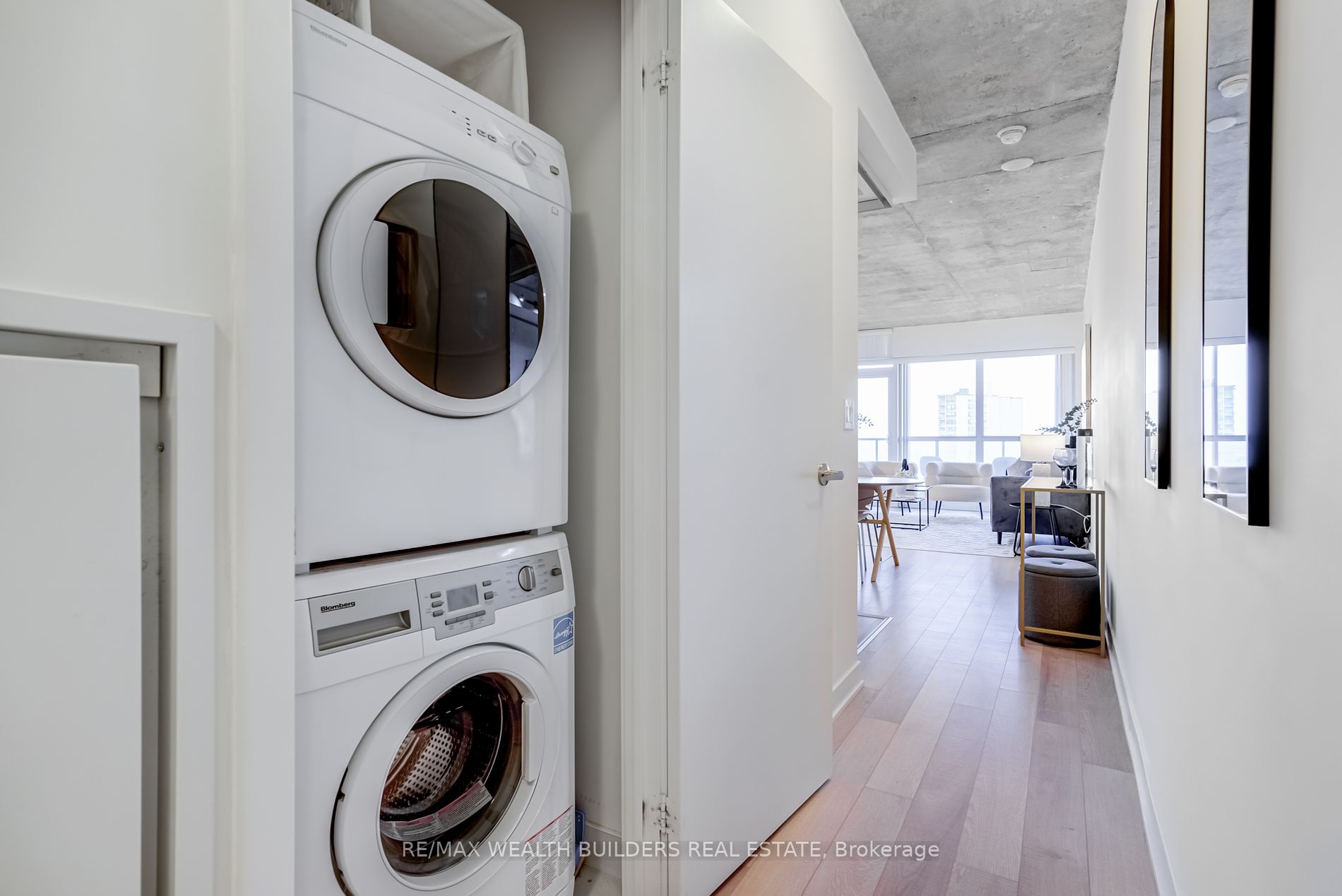 210 Simcoe St, #1706