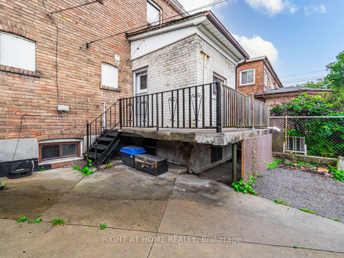 15 Regal Rd