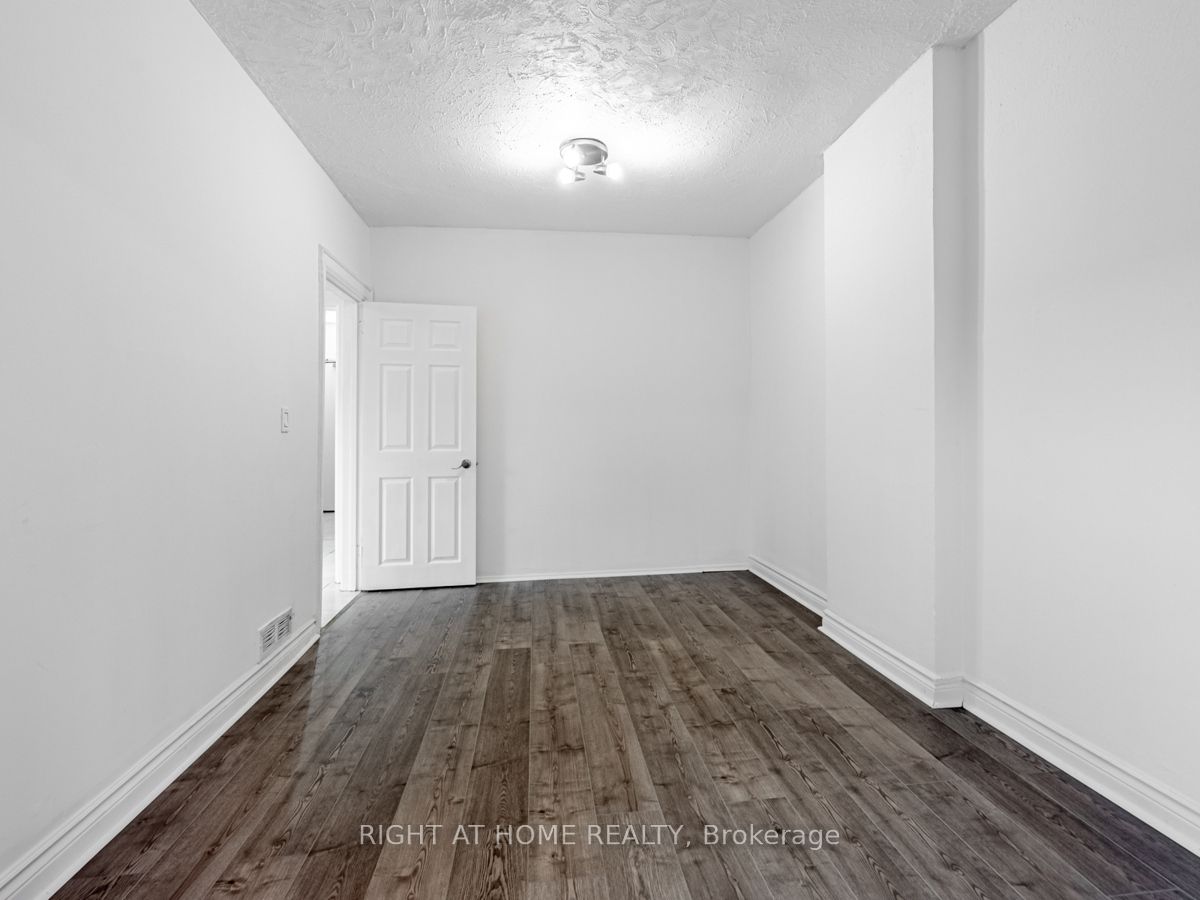 15 Regal Rd