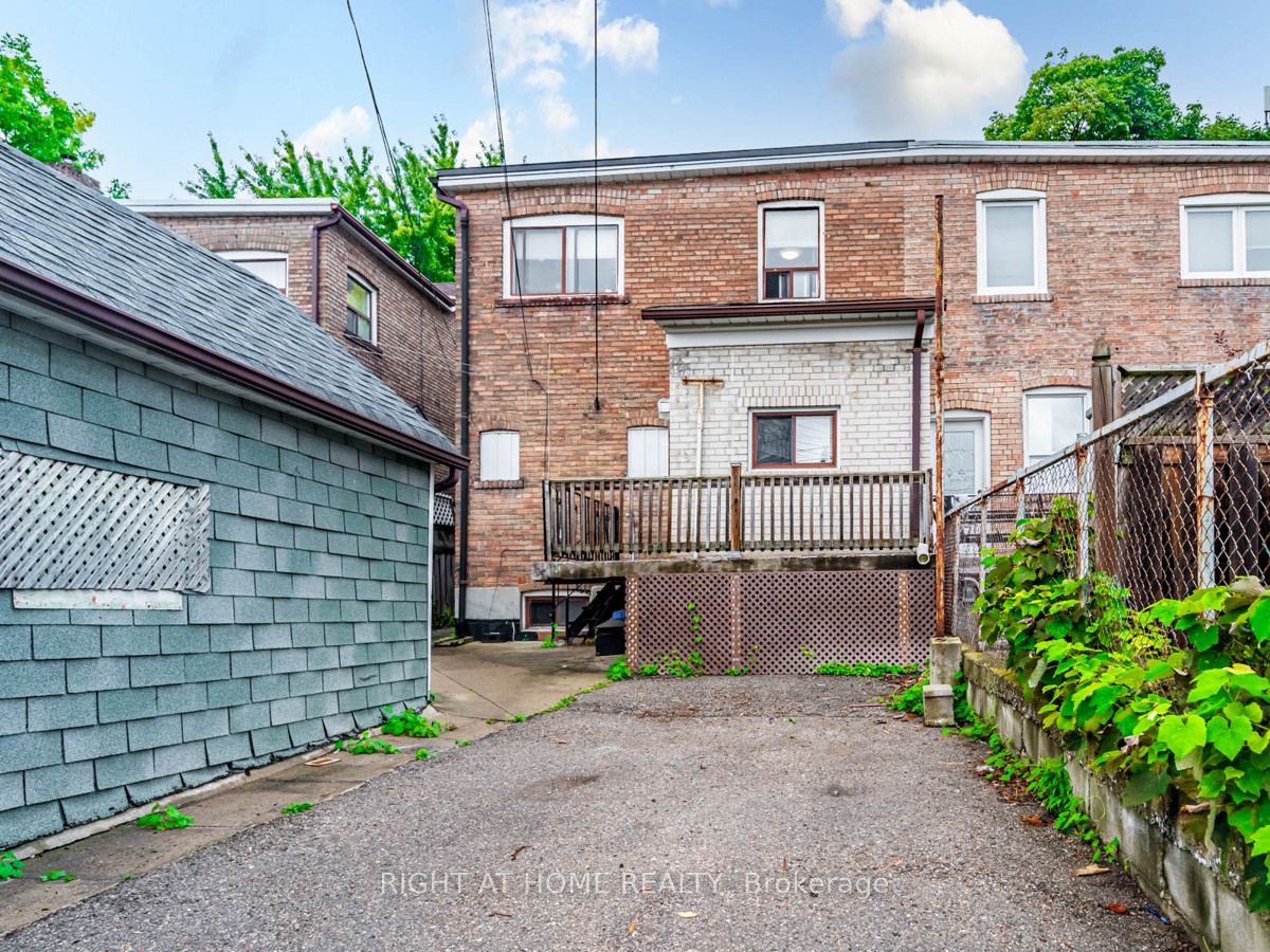 15 Regal Rd