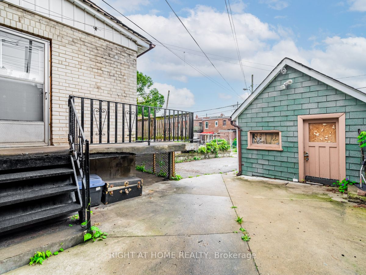 15 Regal Rd