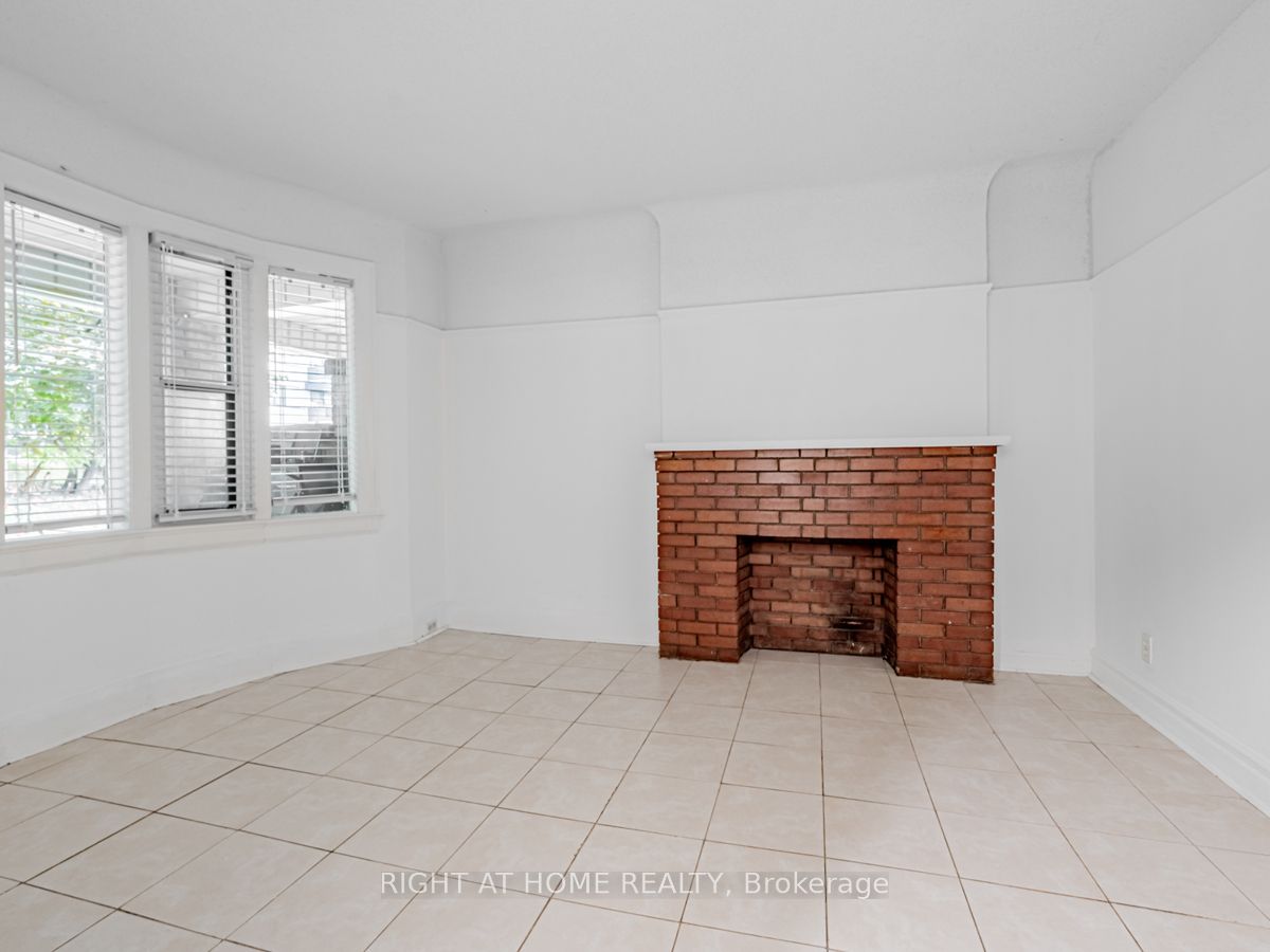 15 Regal Rd