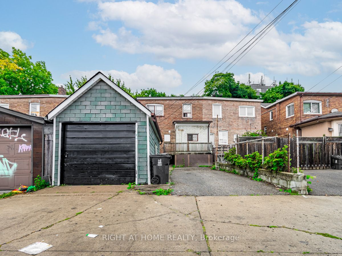 15 Regal Rd