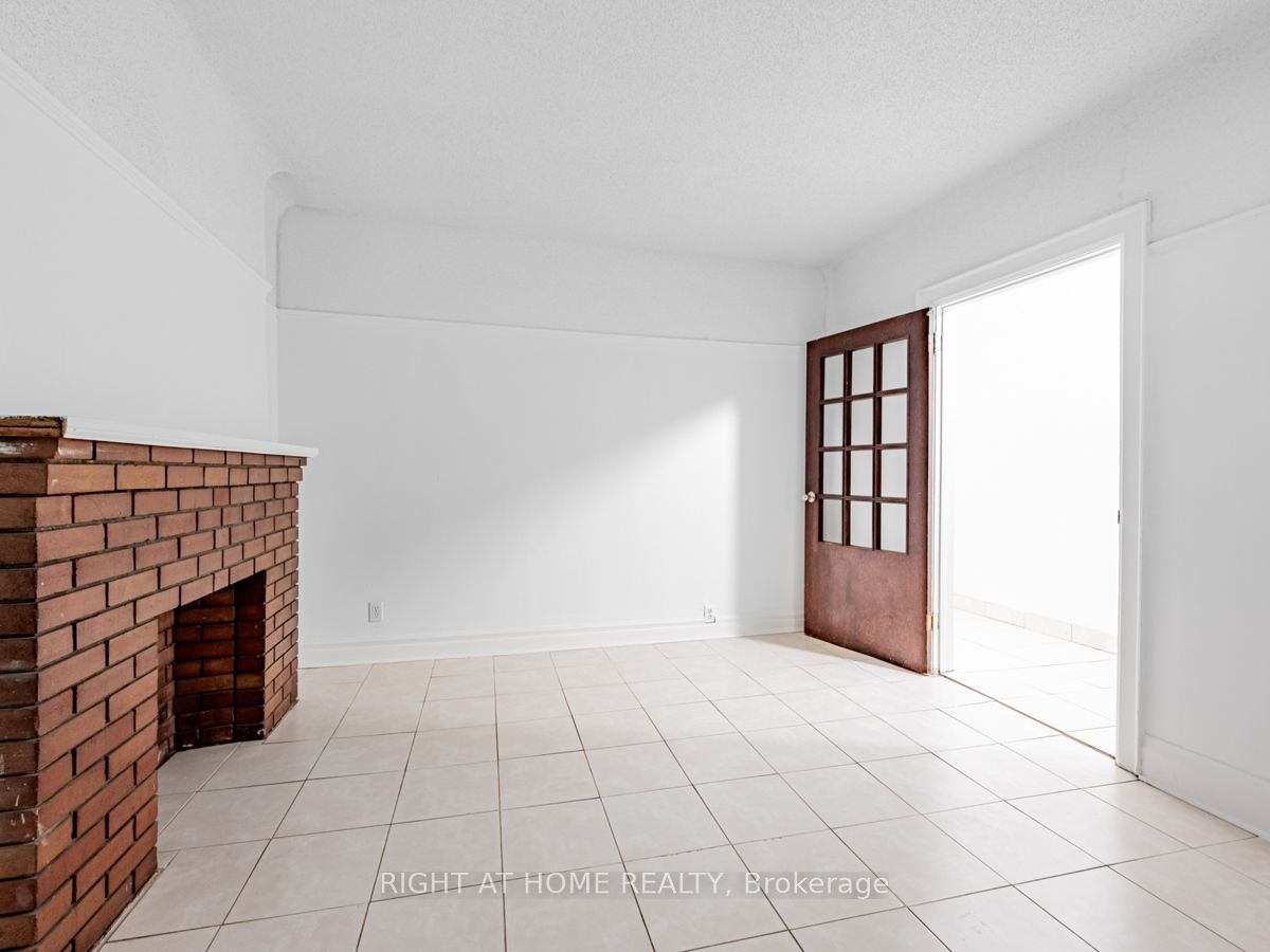 15 Regal Rd