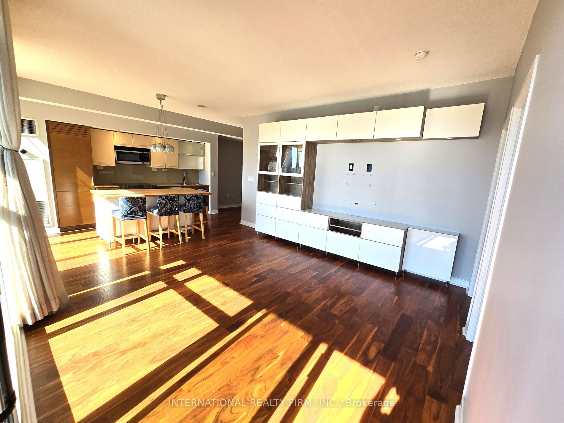 8 Telegram Mews, #703