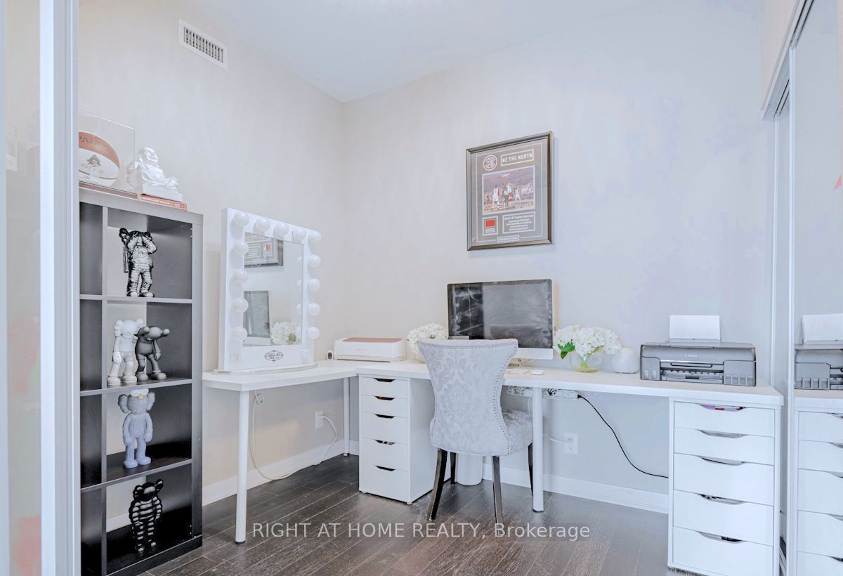 120 Parliament St, #405