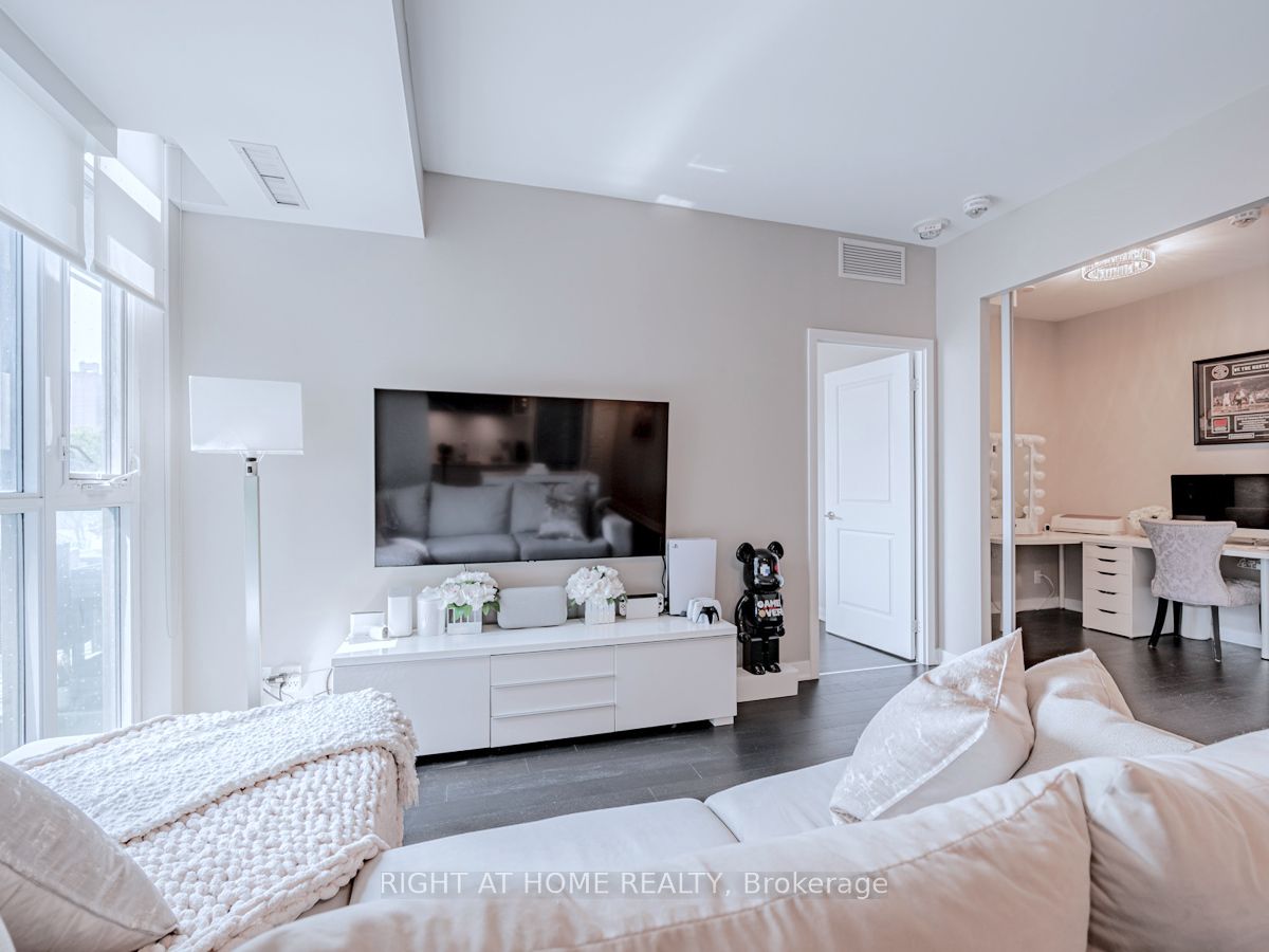 120 Parliament St, #405