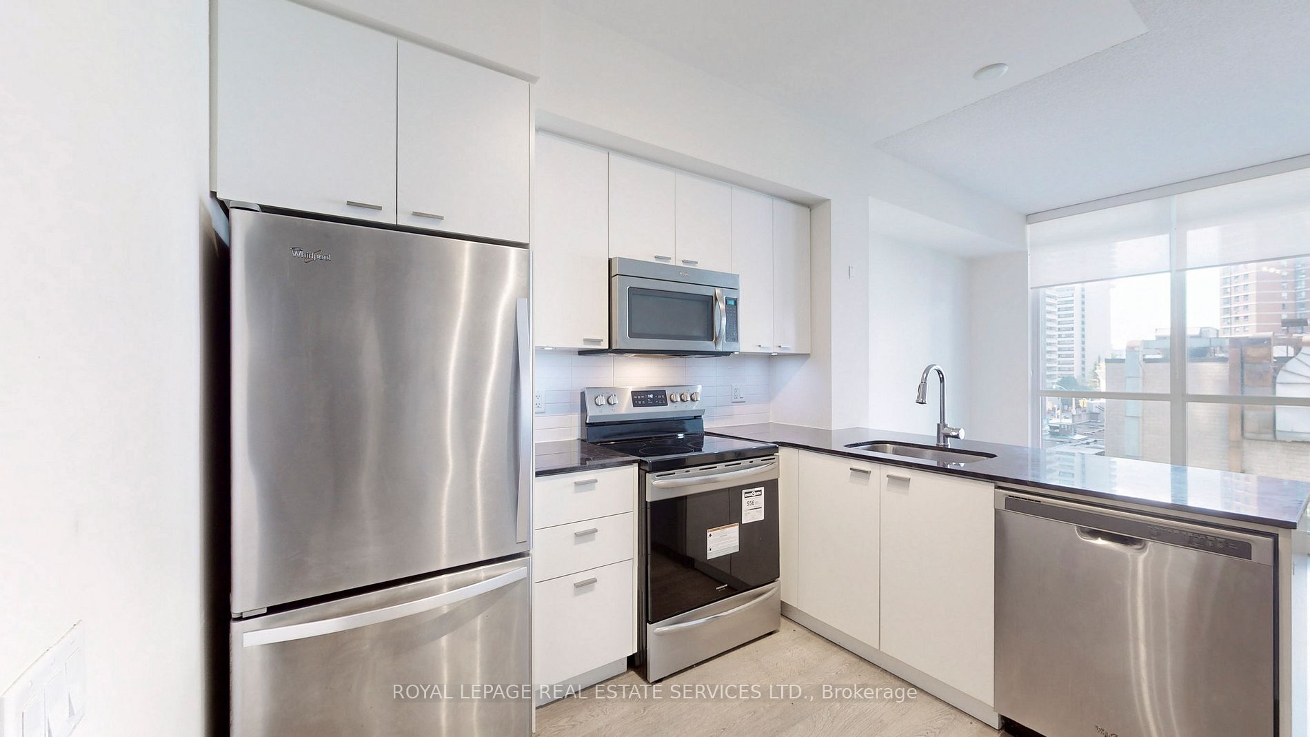 30 Roehampton Ave, #413
