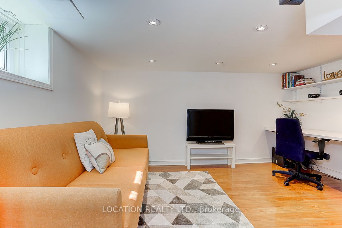 89 Lawrence Ave W
