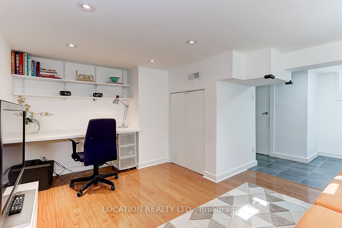 89 Lawrence Ave W