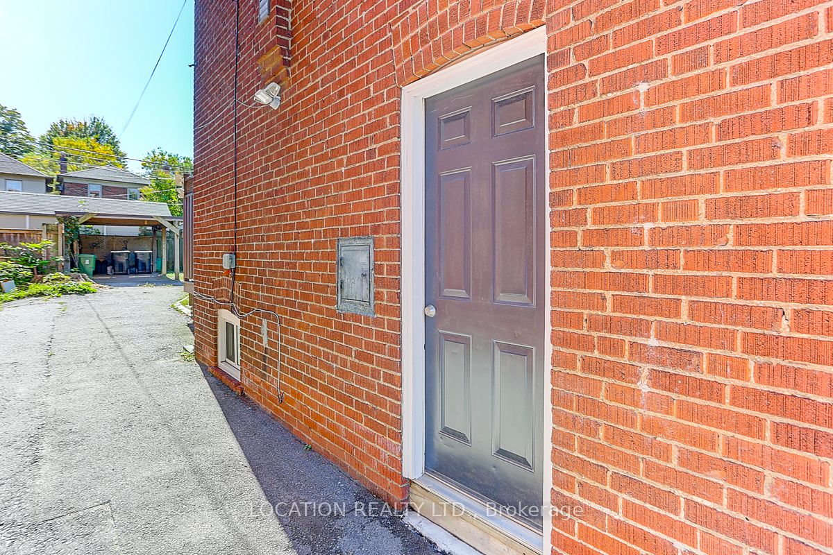 89 Lawrence Ave W