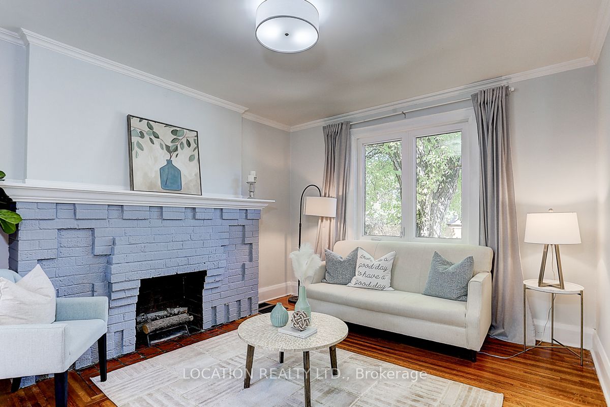 89 Lawrence Ave W