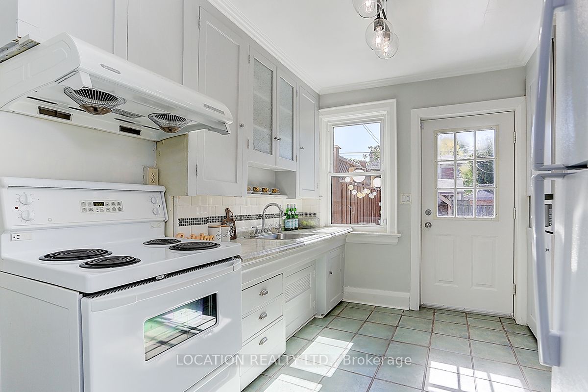 89 Lawrence Ave W