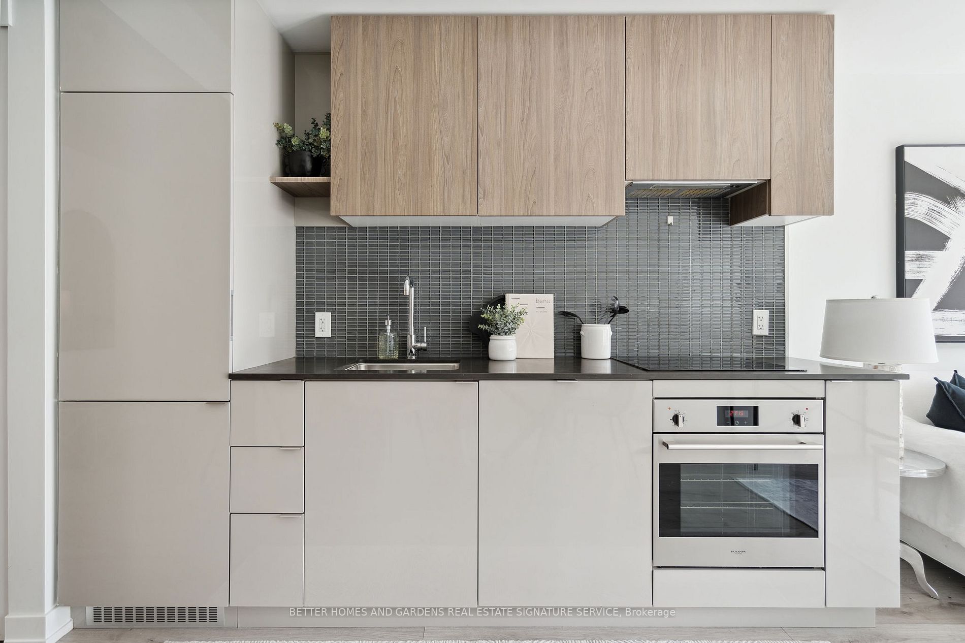 161 Roehampton Ave, #515