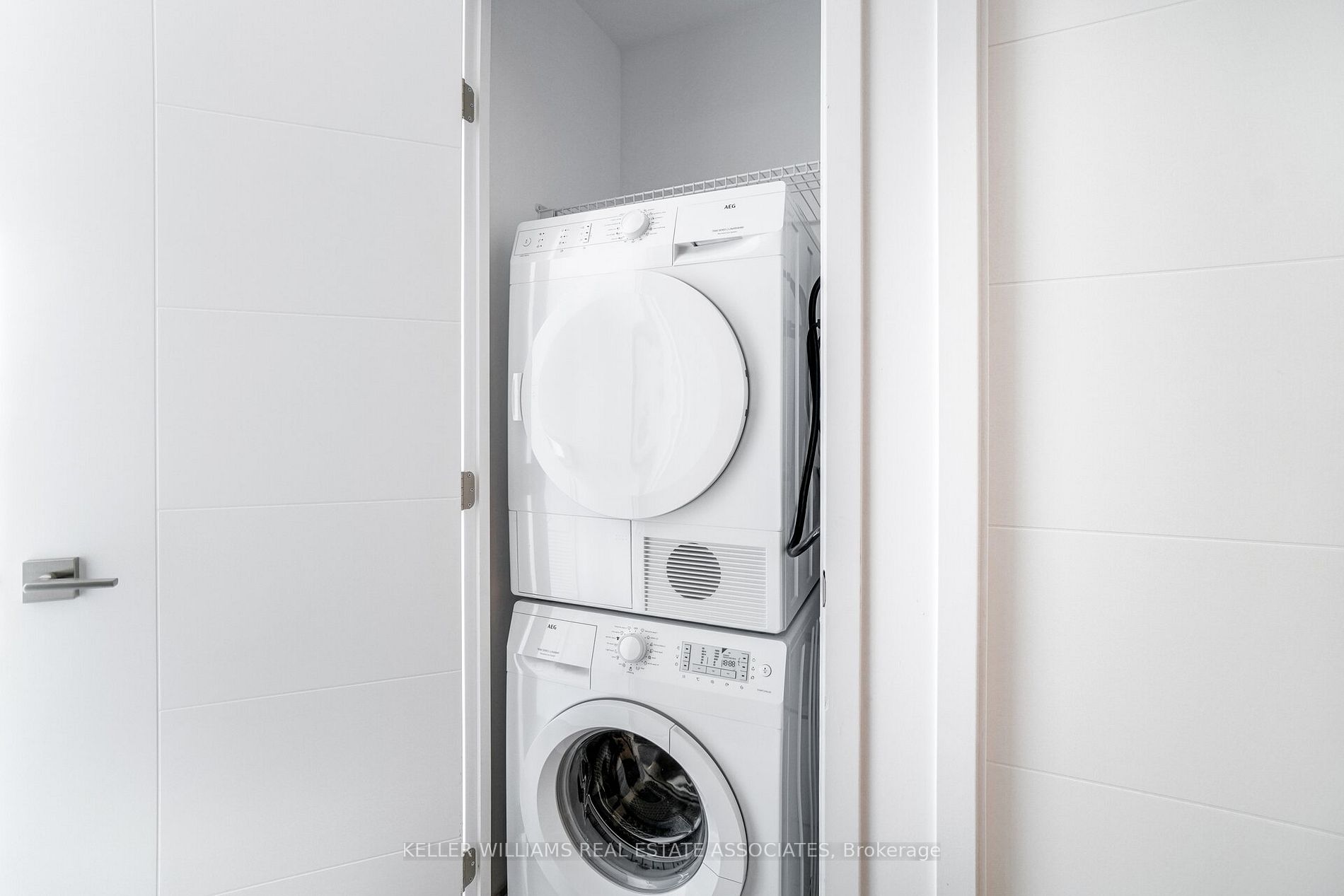 488 University Ave, #2302