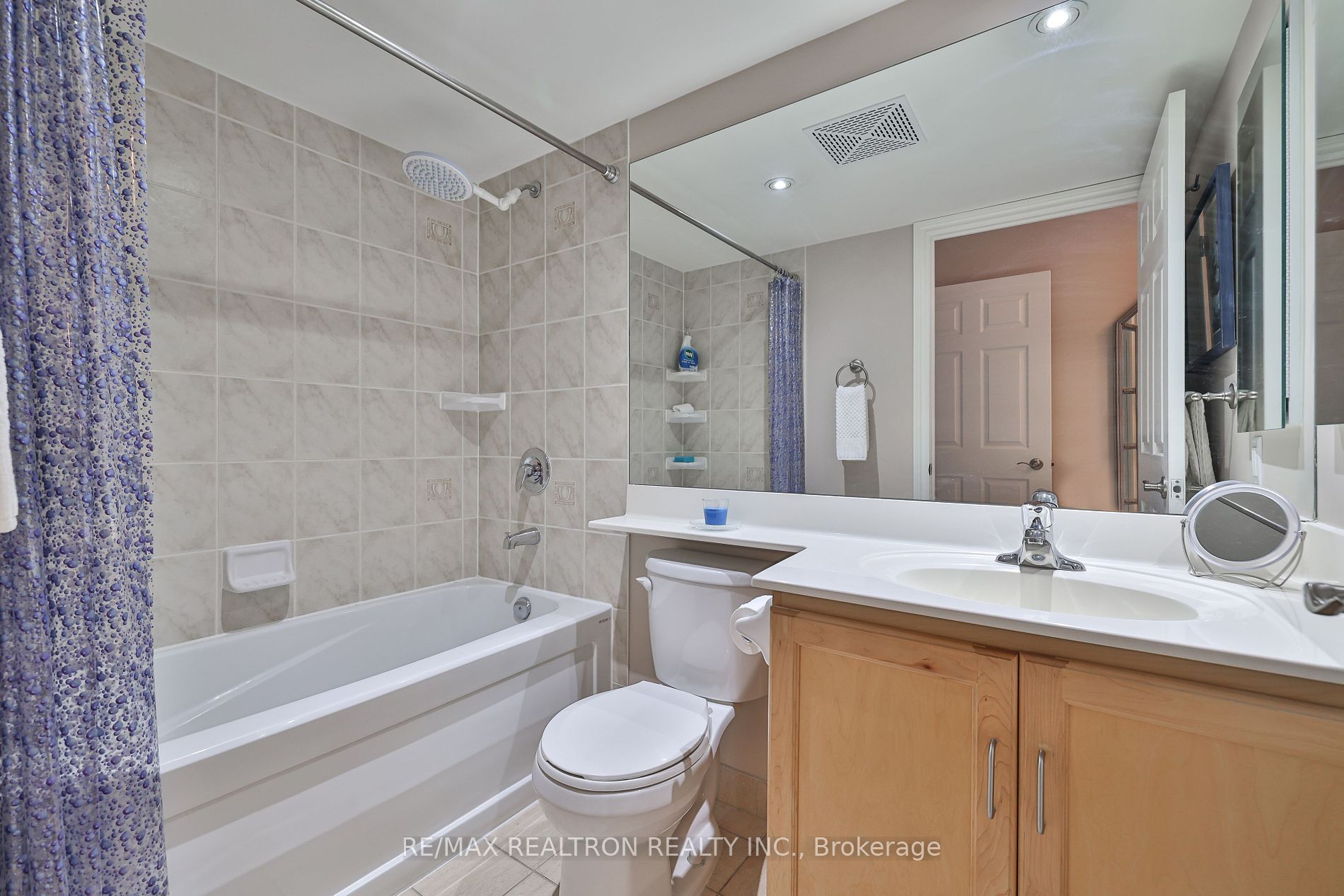 270 Wellington St W, #417