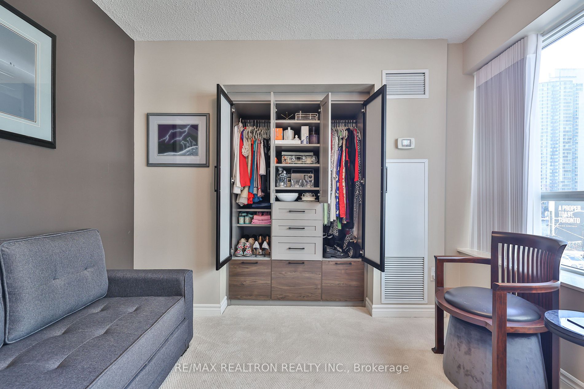 270 Wellington St W, #417