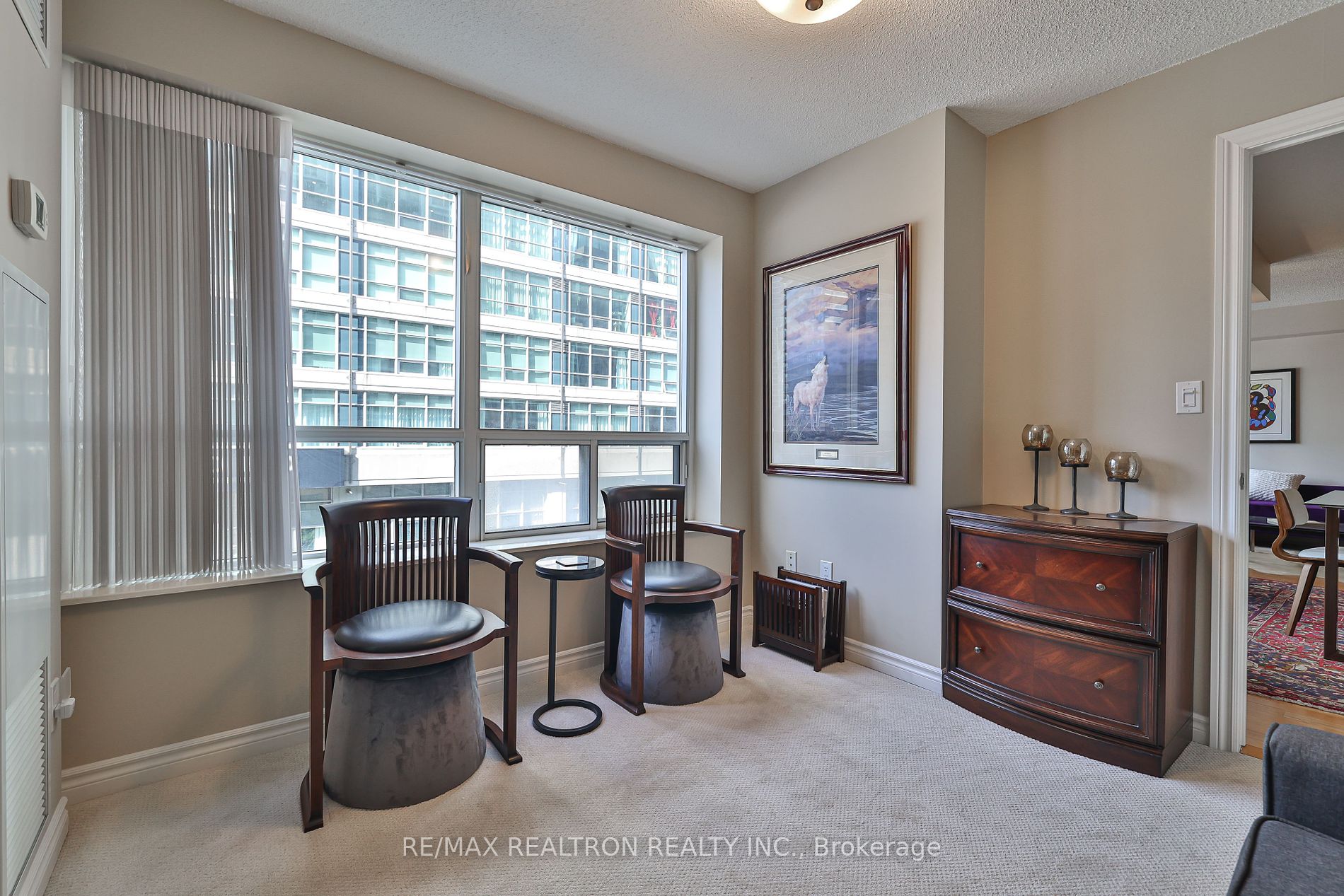 270 Wellington St W, #417