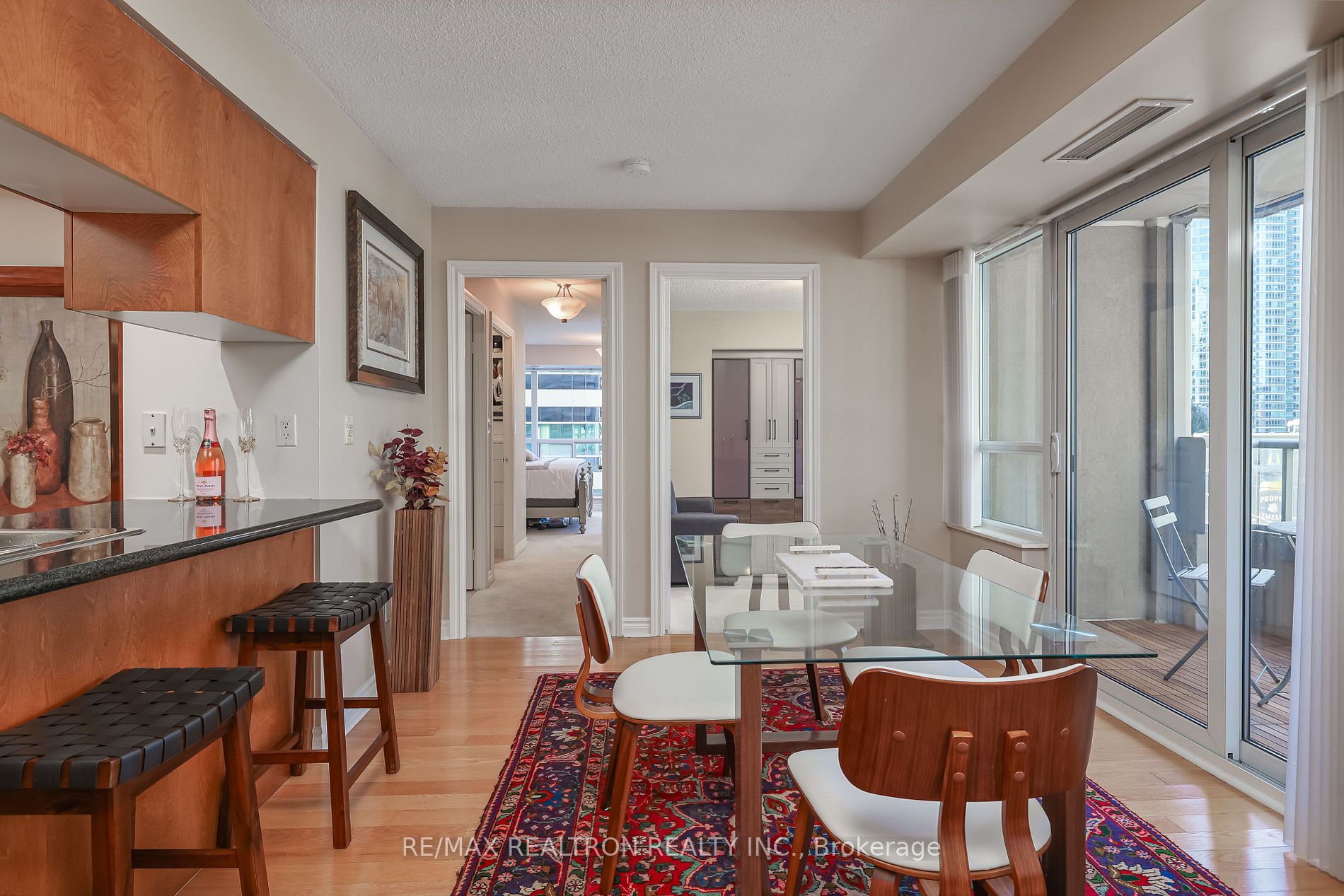 270 Wellington St W, #417