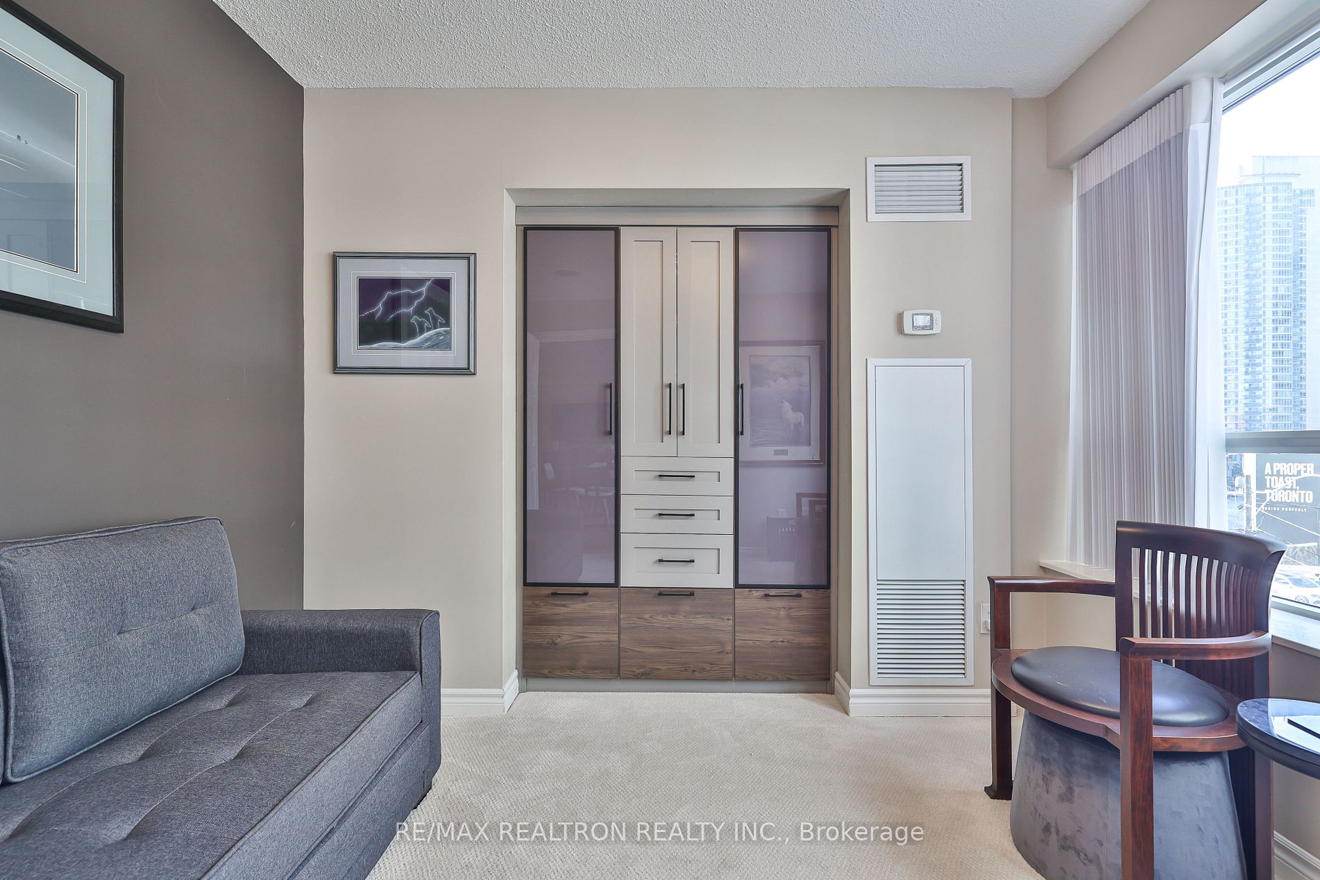 270 Wellington St W, #417