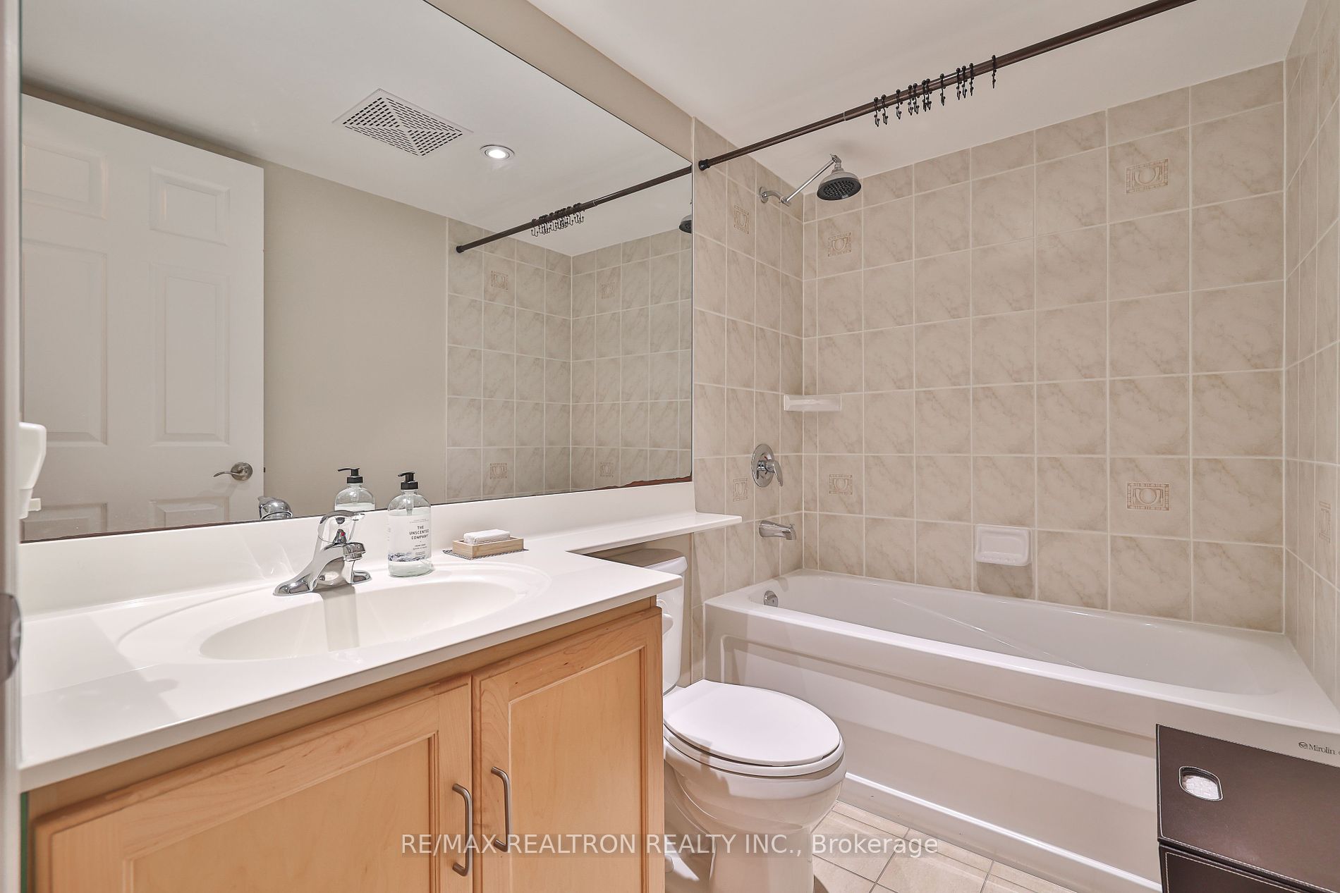 270 Wellington St W, #417