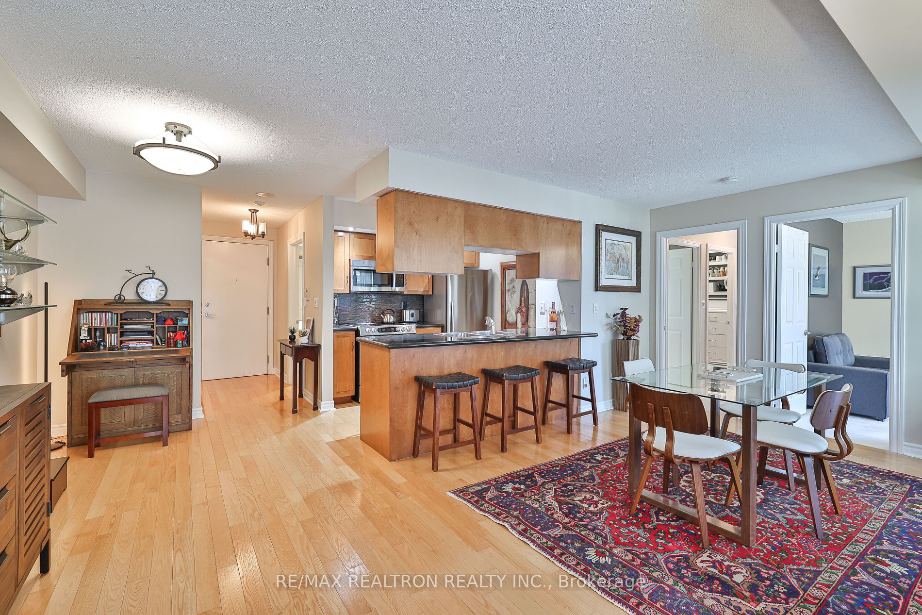 270 Wellington St W, #417