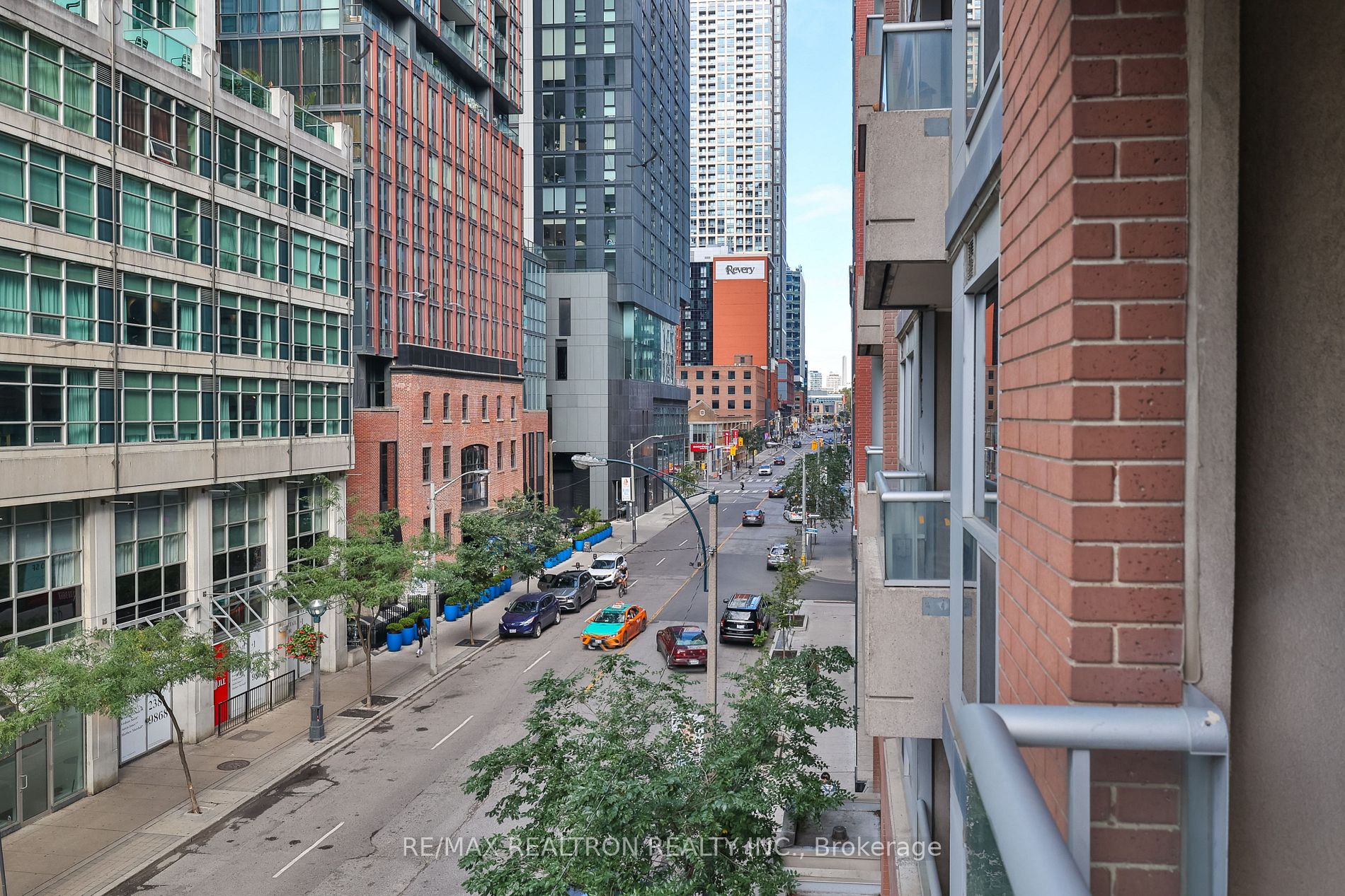 270 Wellington St W, #417