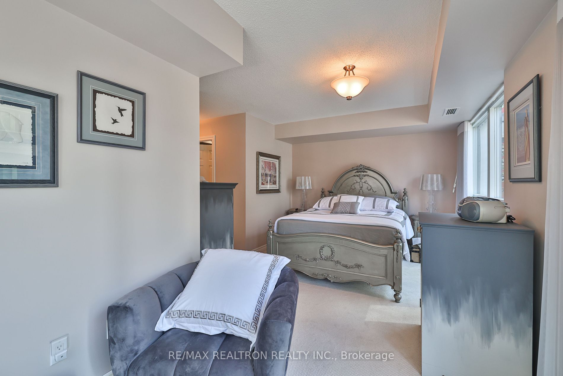 270 Wellington St W, #417