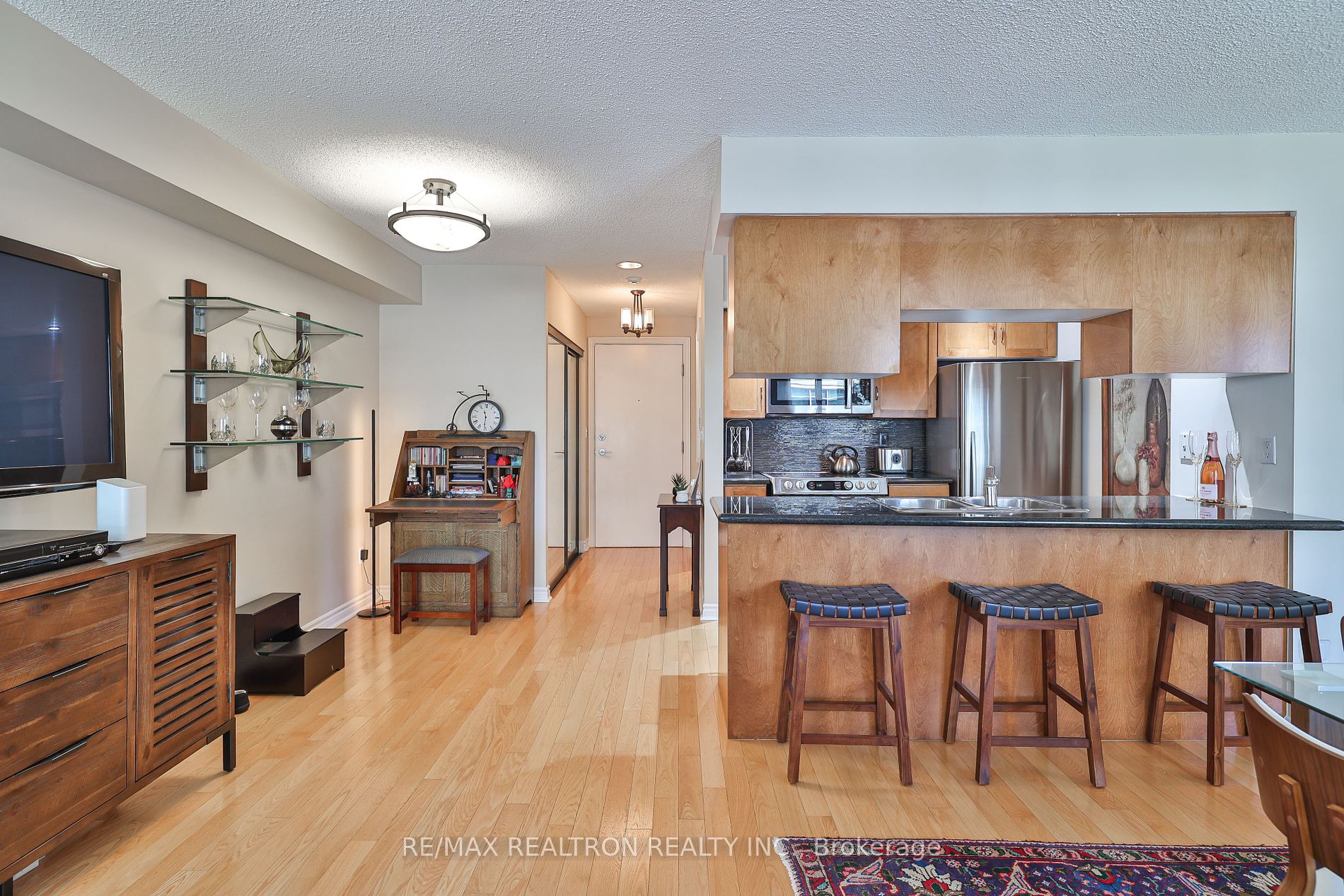 270 Wellington St W, #417
