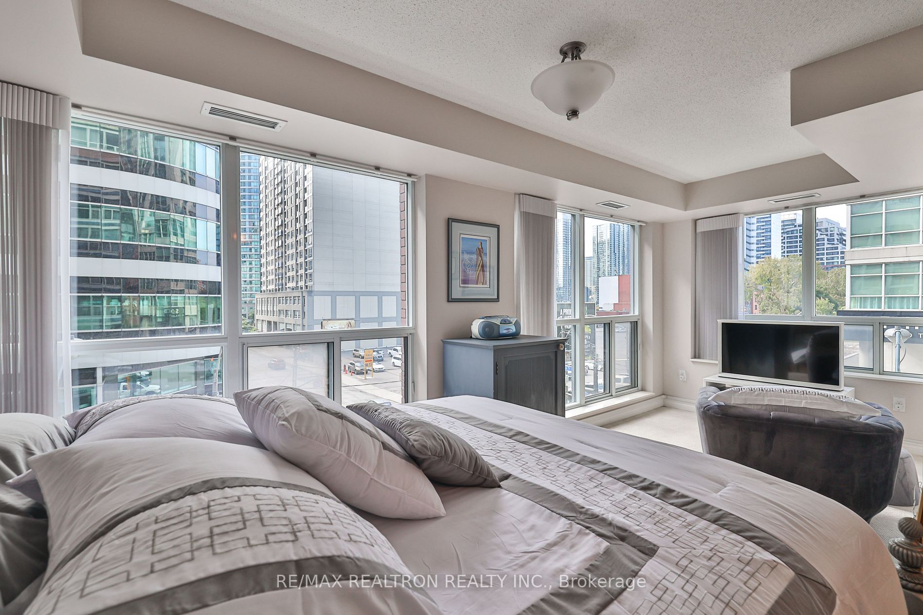 270 Wellington St W, #417