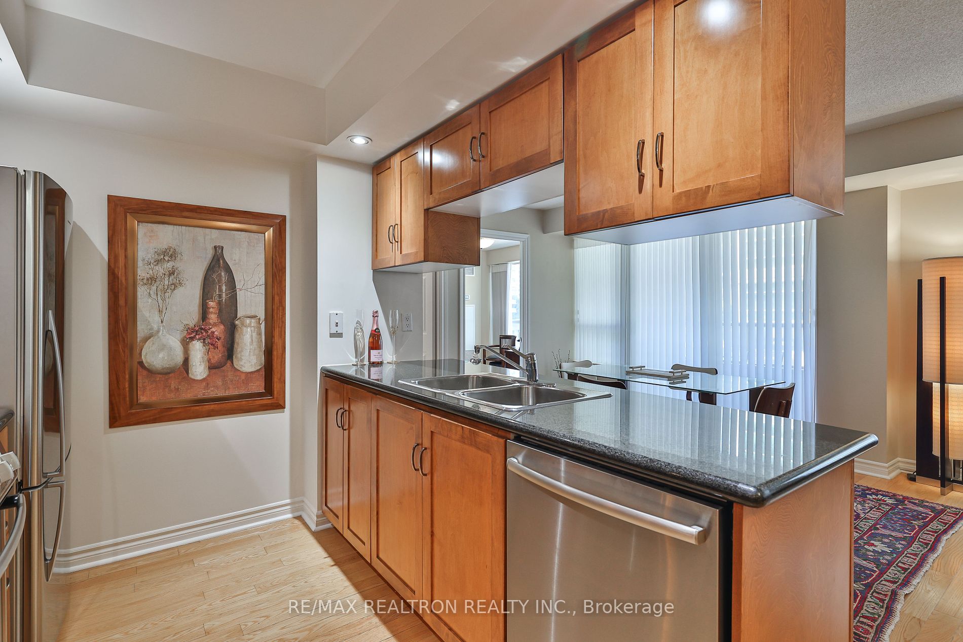 270 Wellington St W, #417