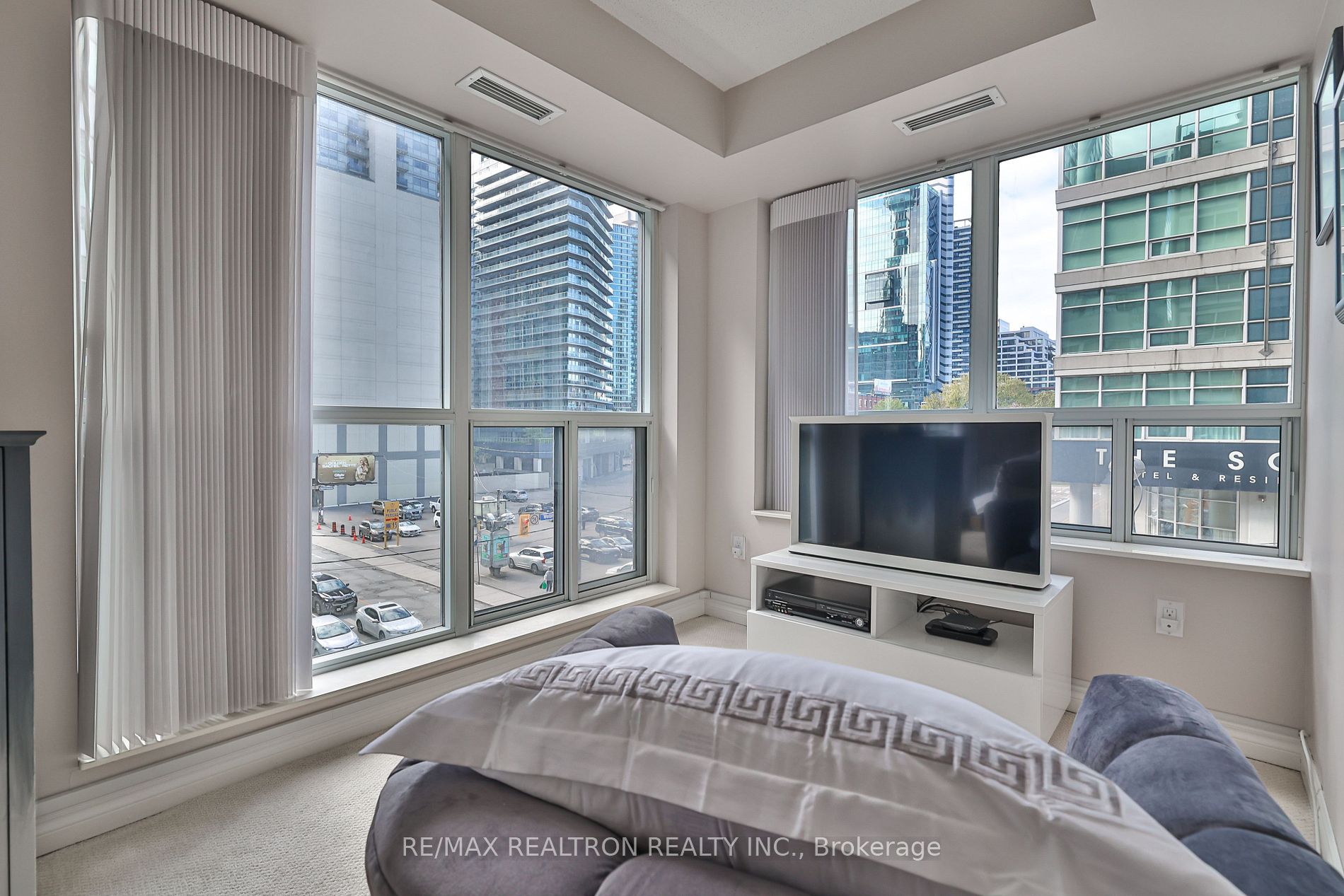 270 Wellington St W, #417