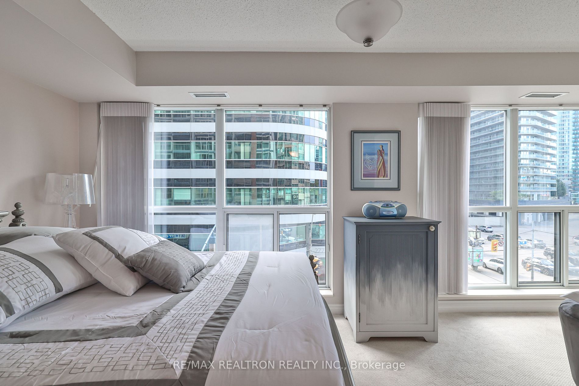 270 Wellington St W, #417