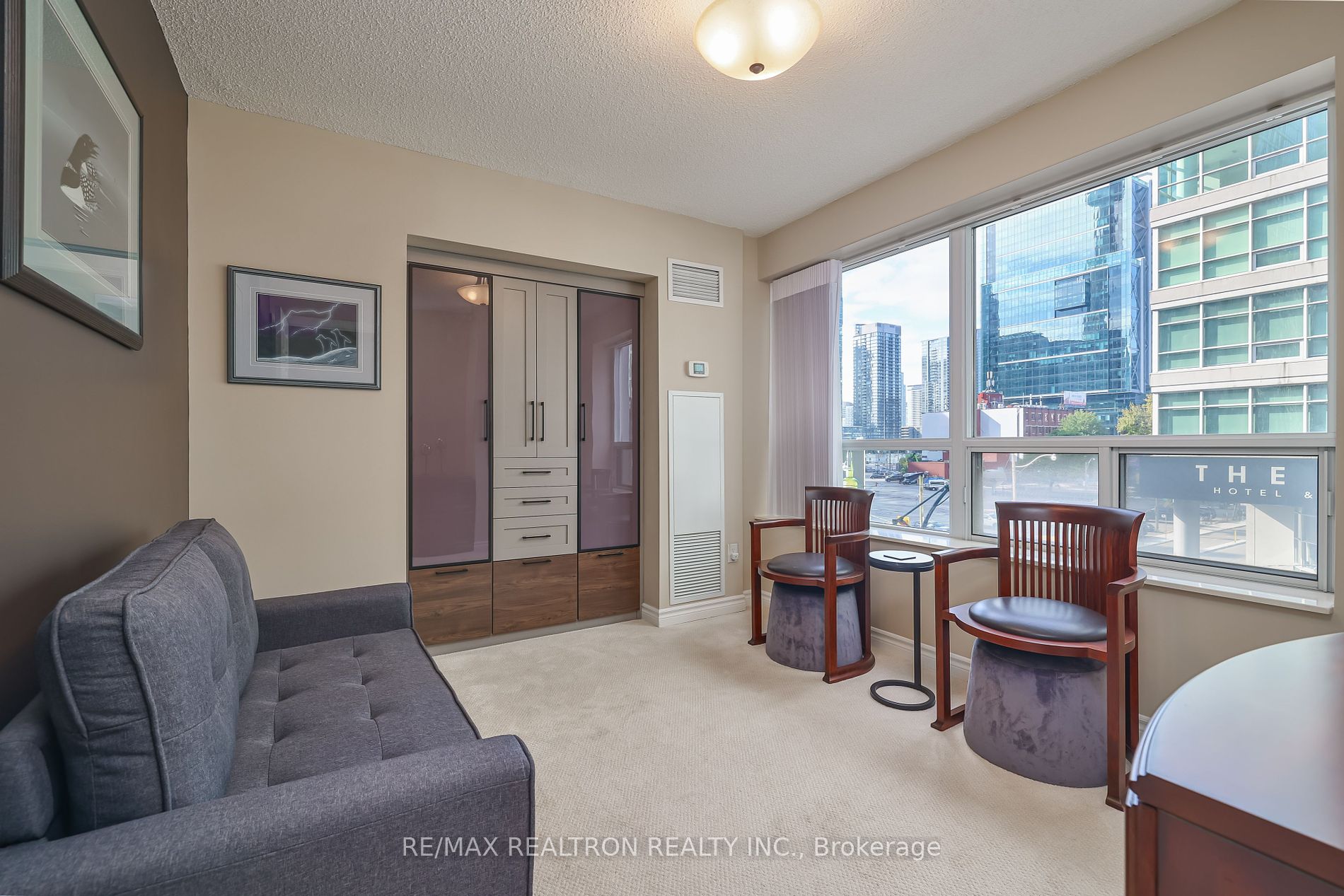 270 Wellington St W, #417