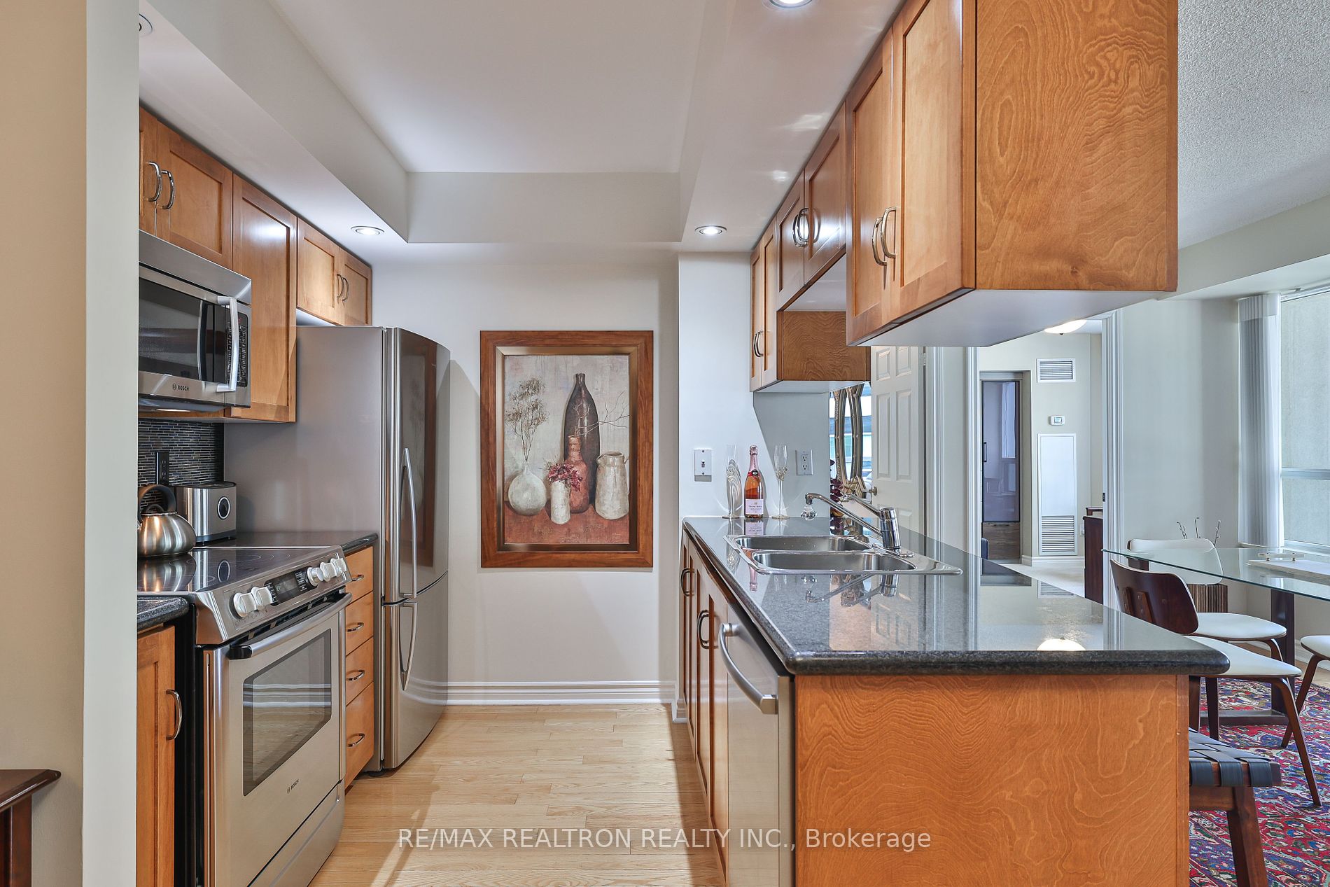 270 Wellington St W, #417