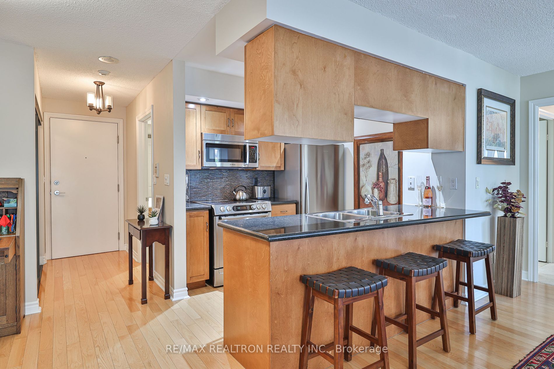 270 Wellington St W, #417