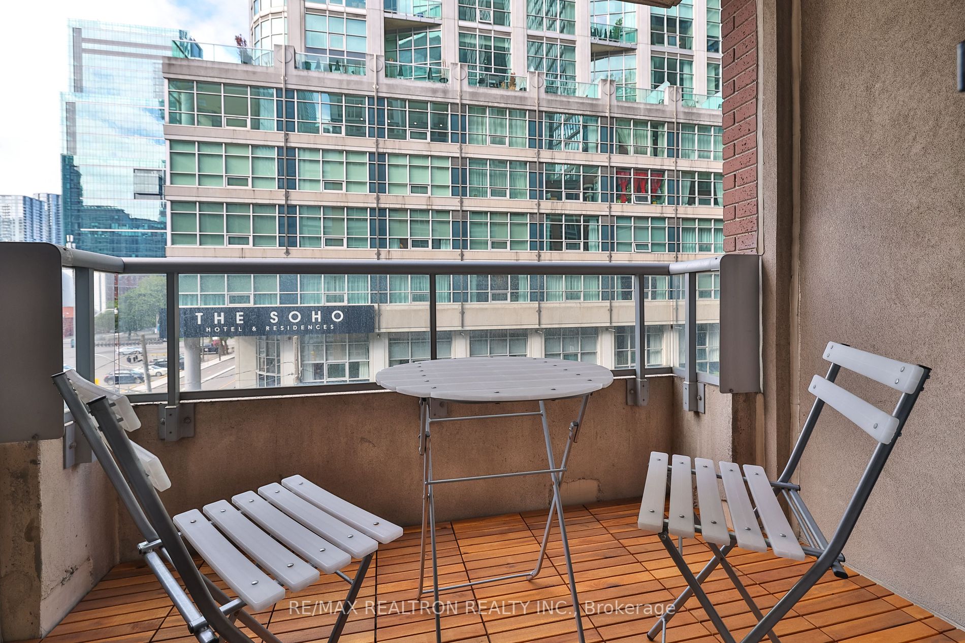 270 Wellington St W, #417