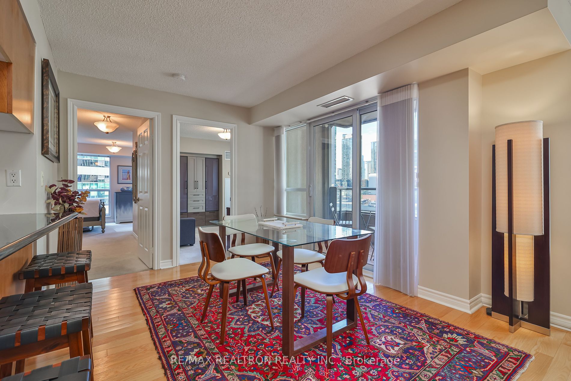 270 Wellington St W, #417