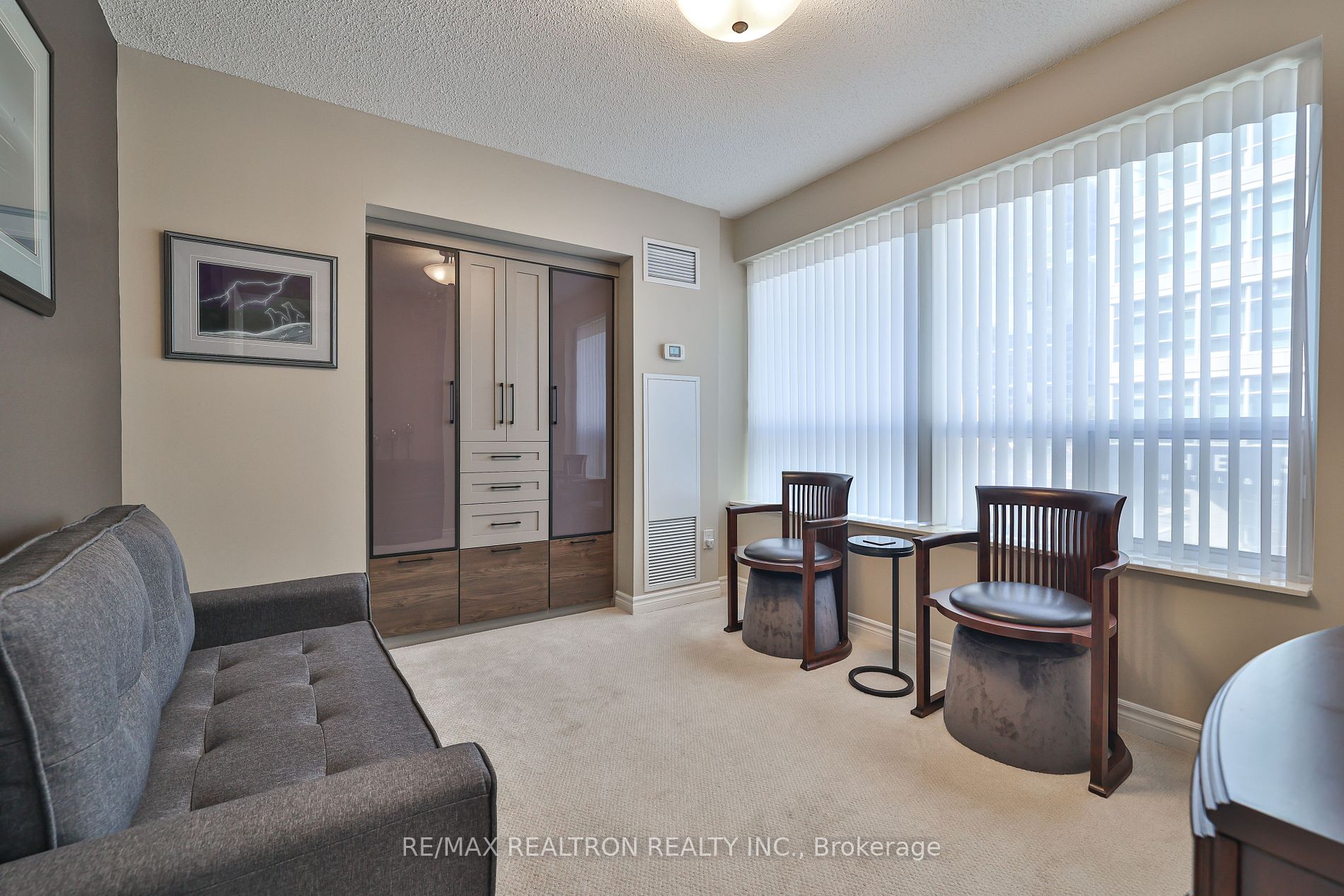 270 Wellington St W, #417