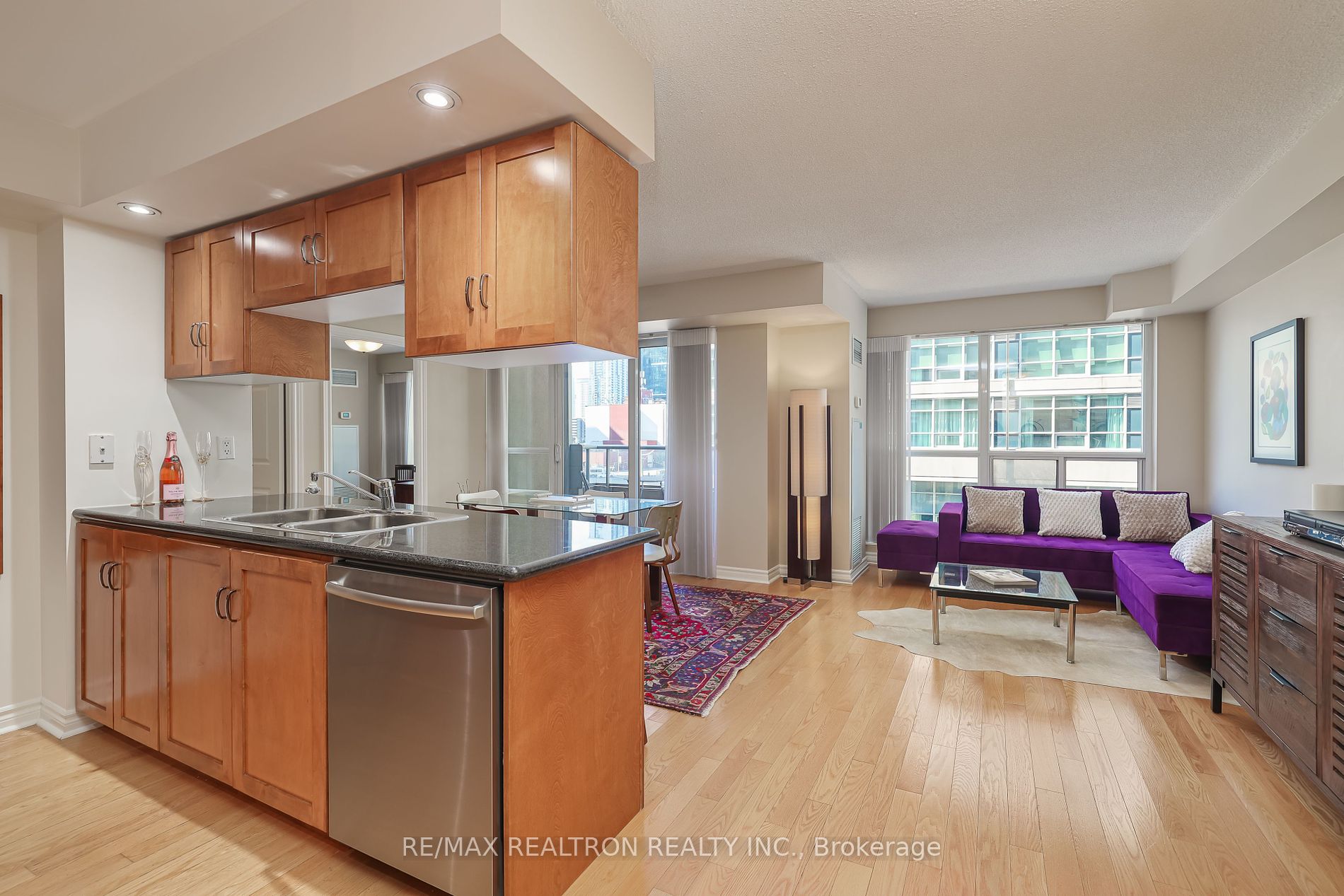 270 Wellington St W, #417