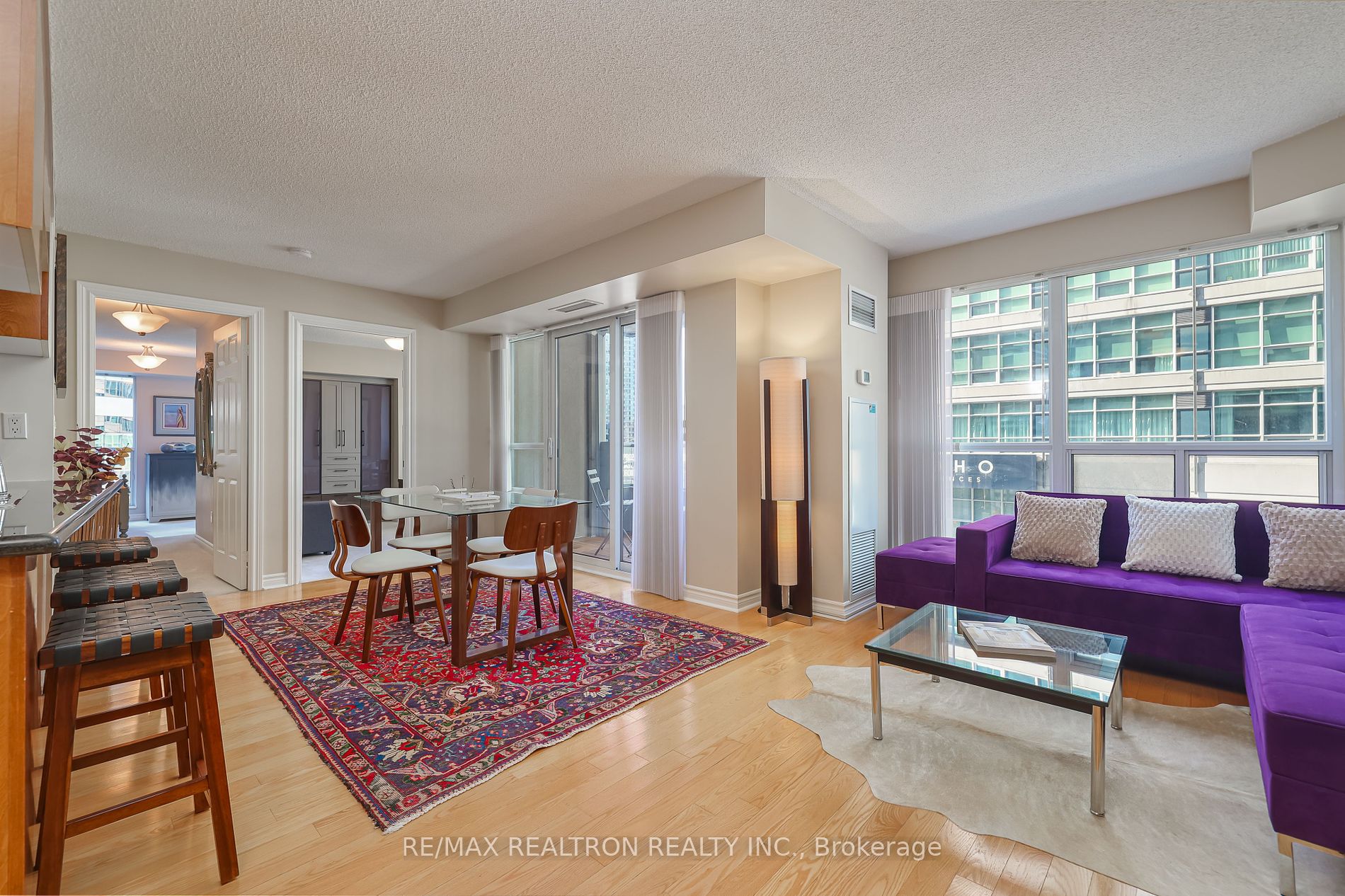 270 Wellington St W, #417