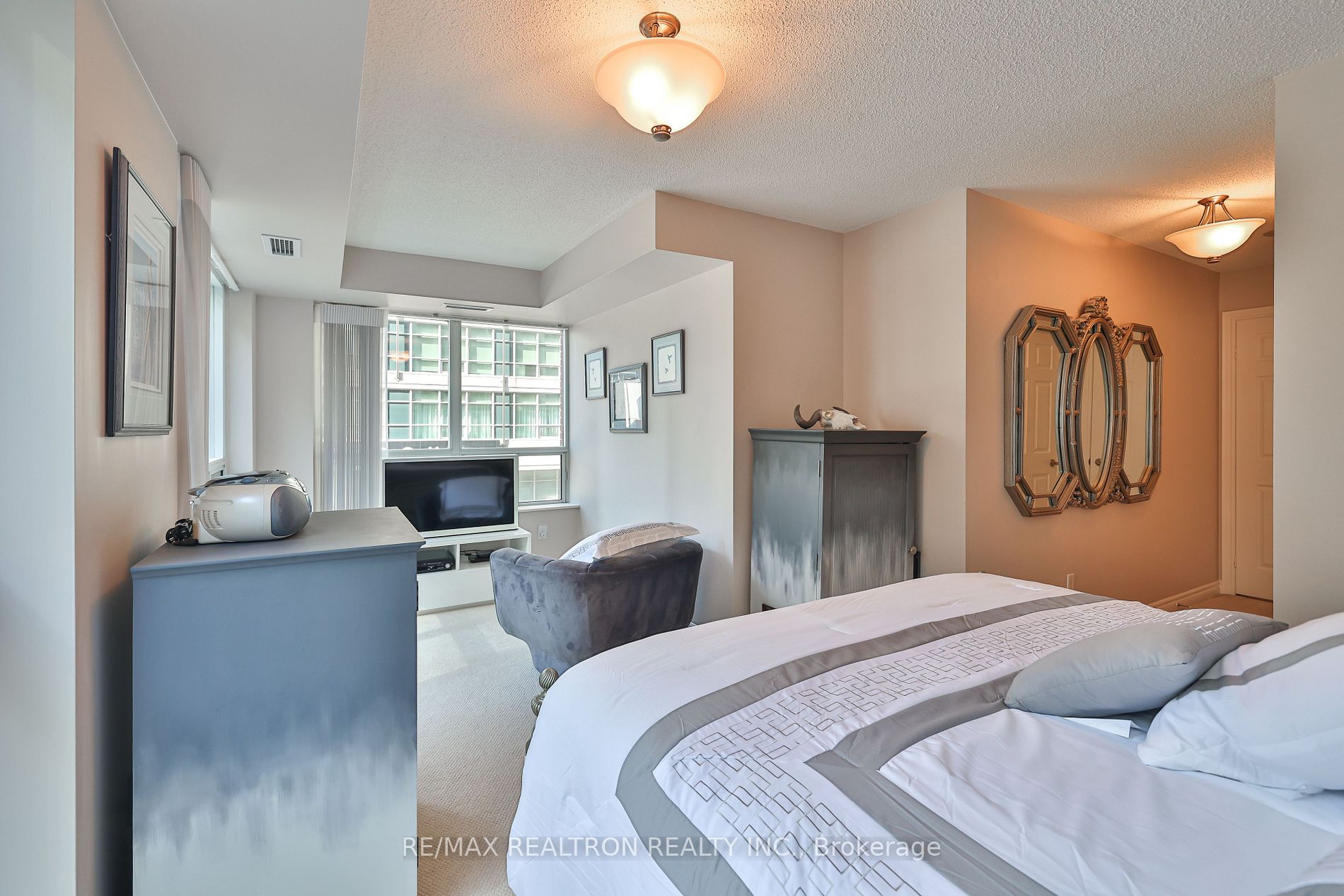 270 Wellington St W, #417
