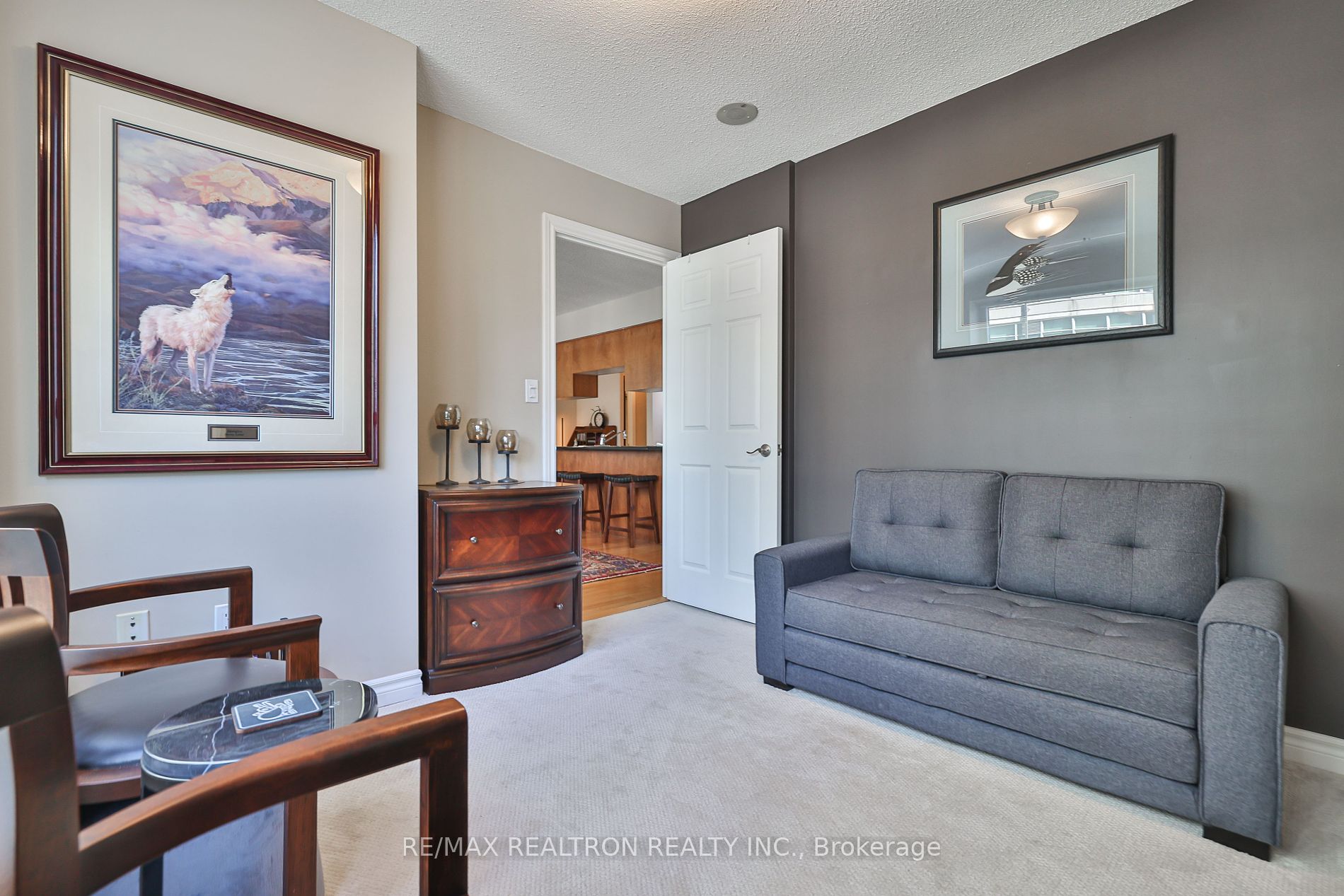 270 Wellington St W, #417