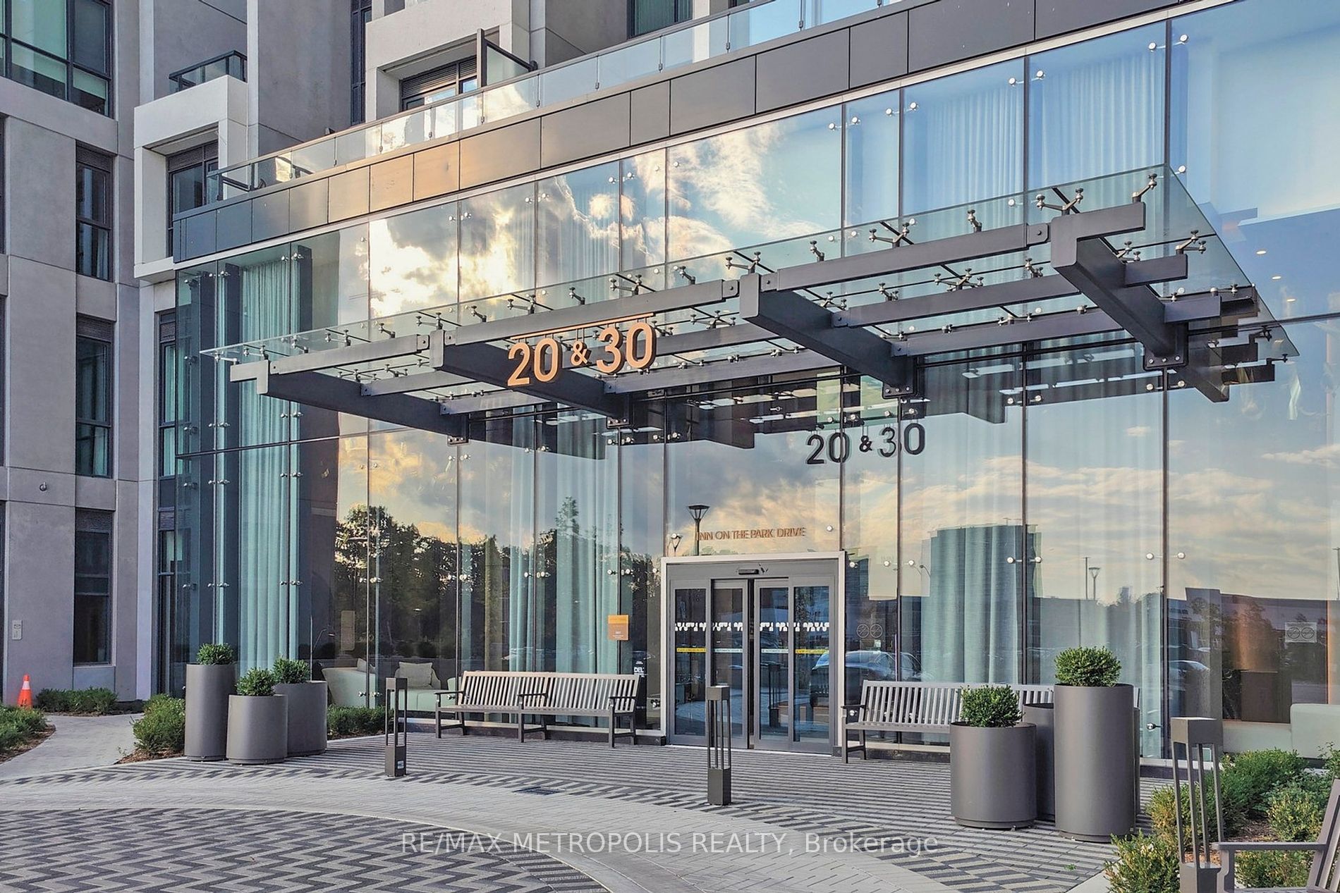 20 Inn On The Park Drive, #638