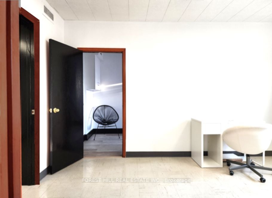 226 Bathurst St, #300