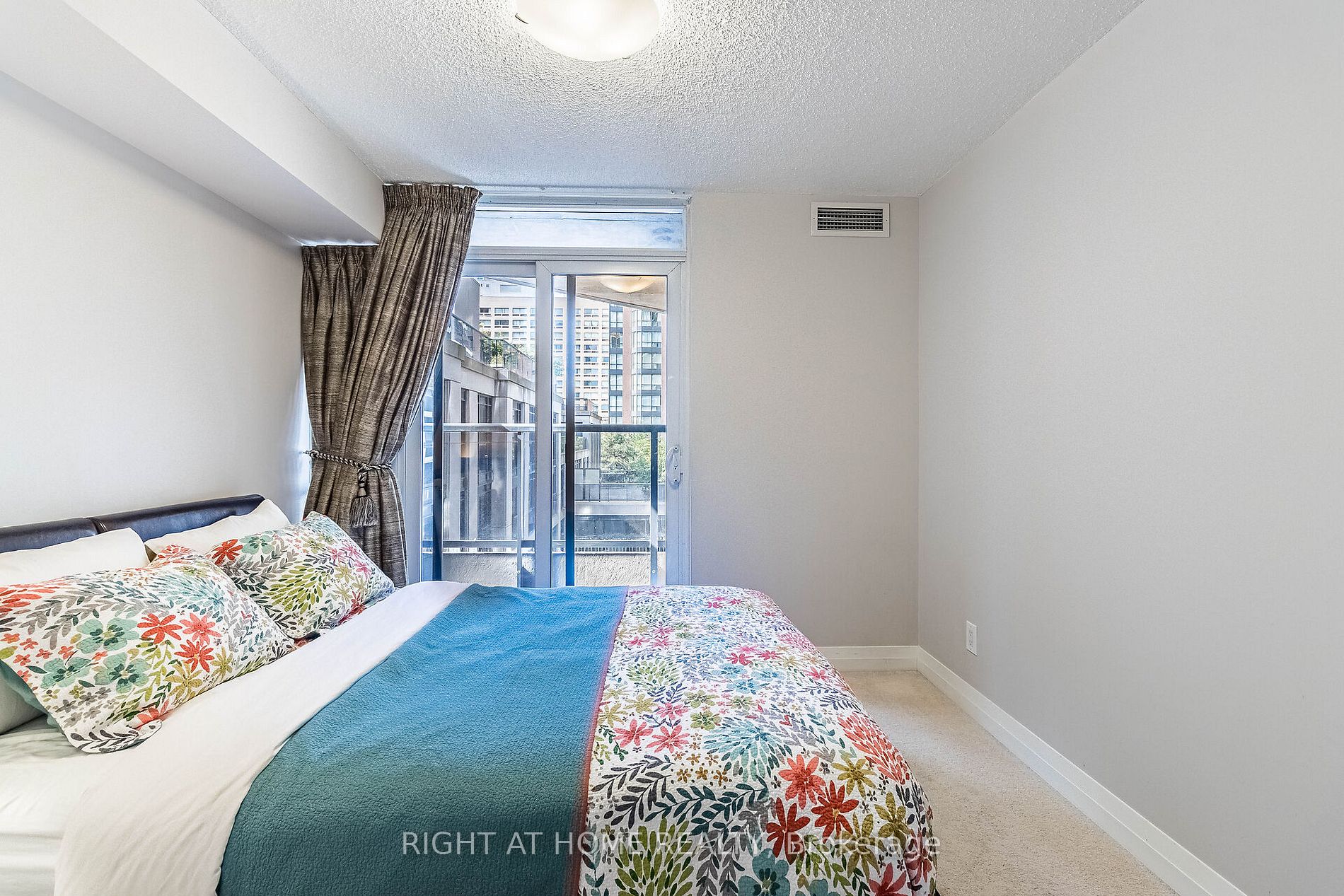 25 Carlton St, #406