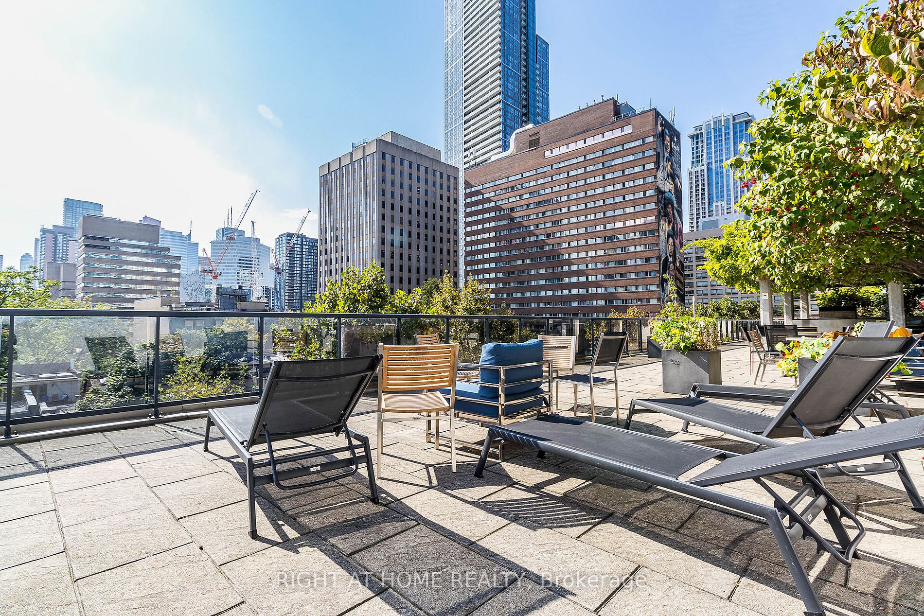 25 Carlton St, #406